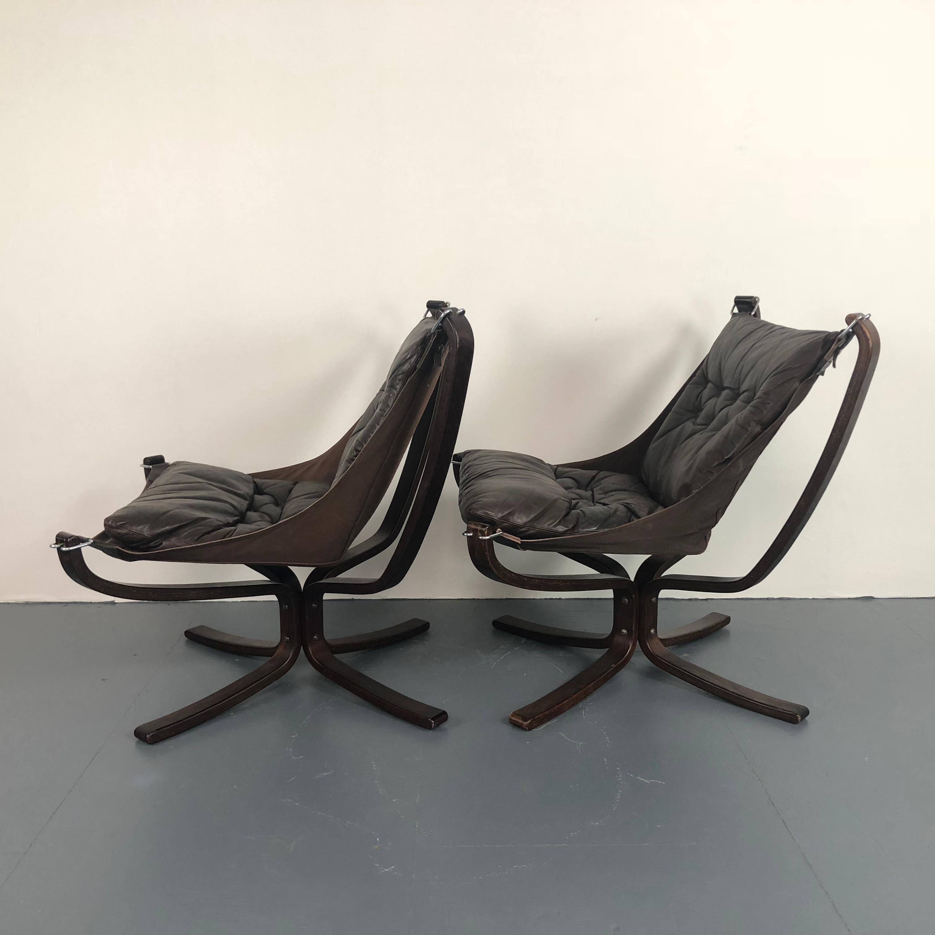 Pair of Vintage Low Back Leather Falcon Chairs Designed by Sigurd Resell In Good Condition For Sale In Lewes, East Sussex