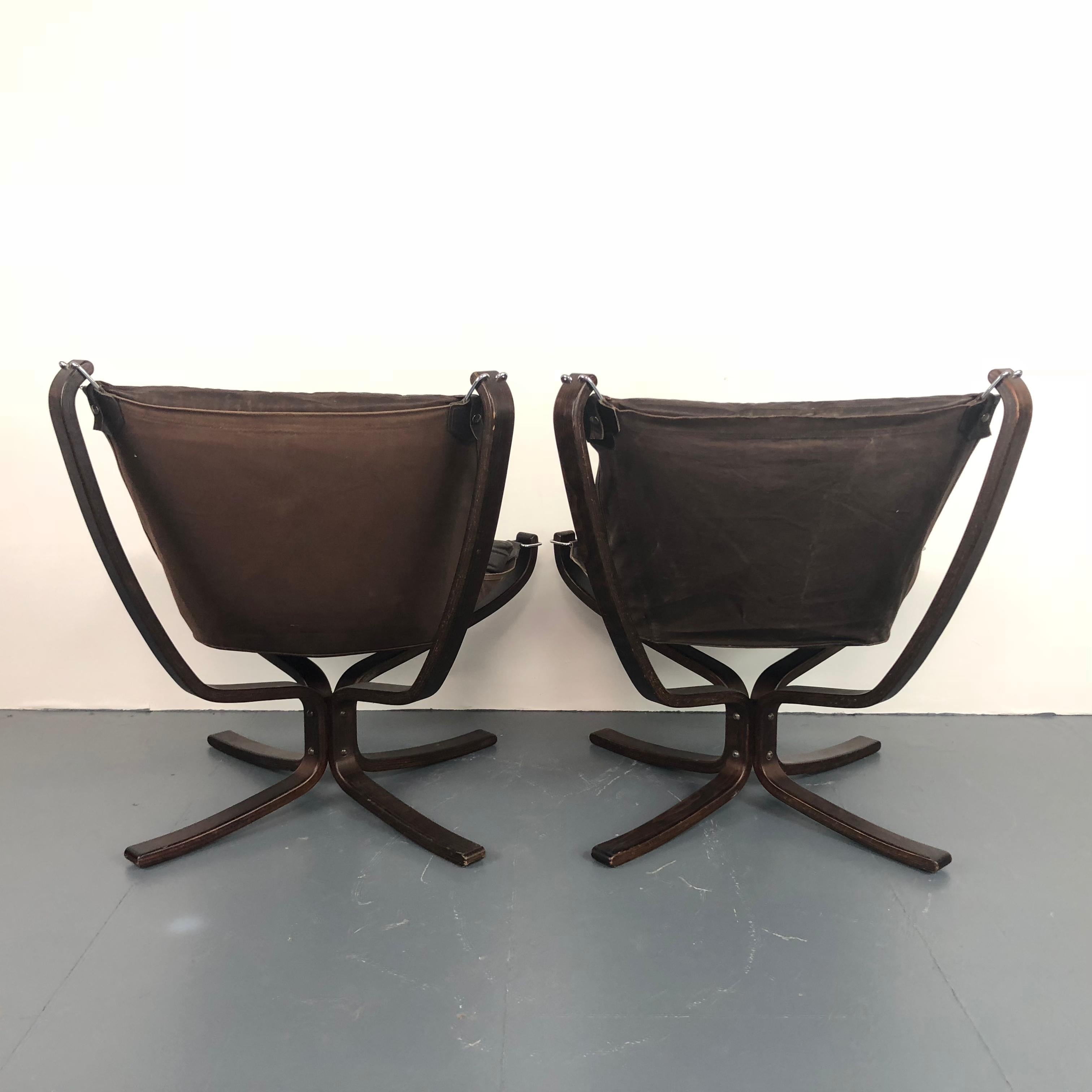 20th Century Pair of Vintage Low Back Leather Falcon Chairs Designed by Sigurd Resell For Sale
