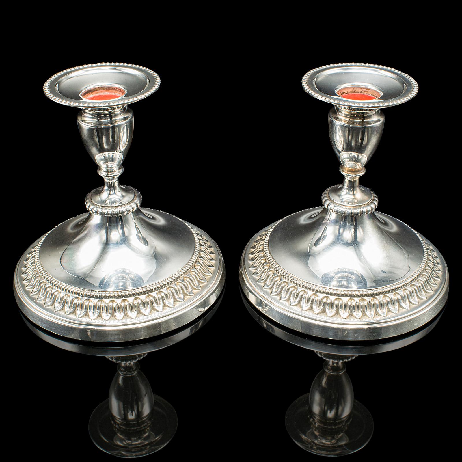 
Si tratta di una coppia di candelieri bassi vintage. Un beccuccio per candele inglese, placcato in argento, risalente alla metà del secolo, circa 1950.

Brillantezza per questa bella coppia di ugelli
Mostra una patina invecchiata e in buono stato