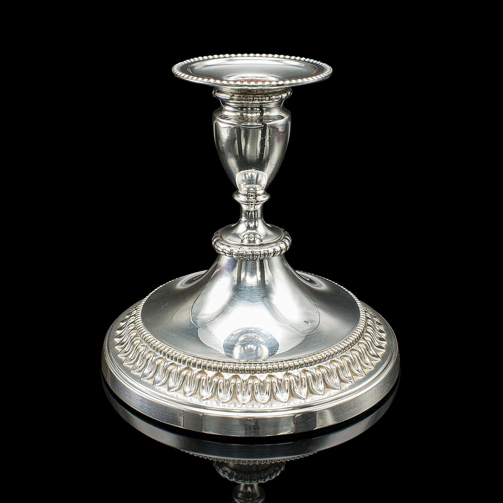 Mid-Century moderno Coppia di candelieri bassi d'epoca, inglesi, placca d'argento, beccuccio per candele, C.1950 in vendita