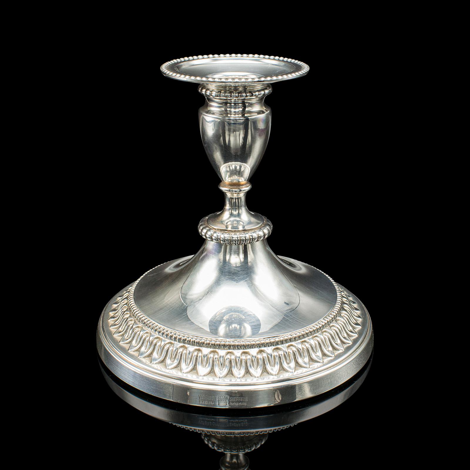 Britannico Coppia di candelieri bassi d'epoca, inglesi, placca d'argento, beccuccio per candele, C.1950 in vendita