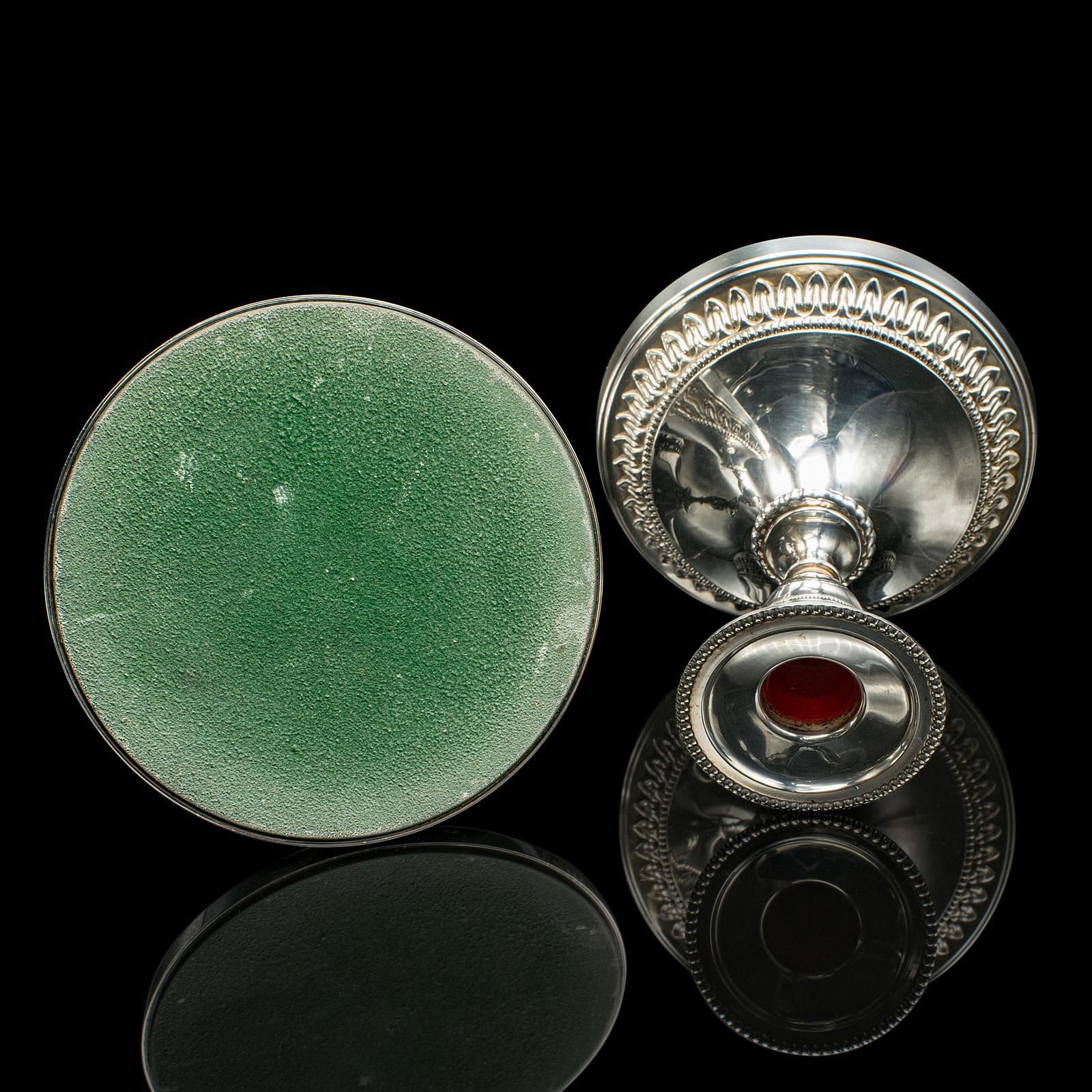 Coppia di candelieri bassi d'epoca, inglesi, placca d'argento, beccuccio per candele, C.1950 In condizioni buone in vendita a Hele, Devon, GB