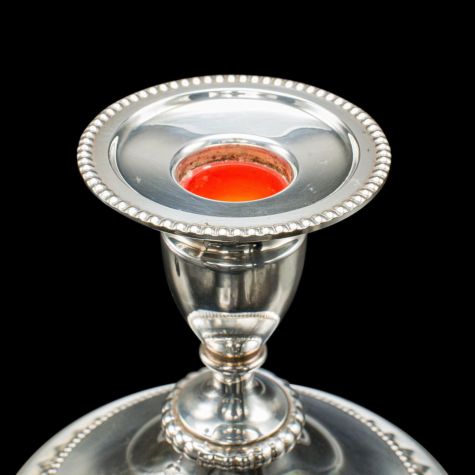 XX secolo Coppia di candelieri bassi d'epoca, inglesi, placca d'argento, beccuccio per candele, C.1950 in vendita