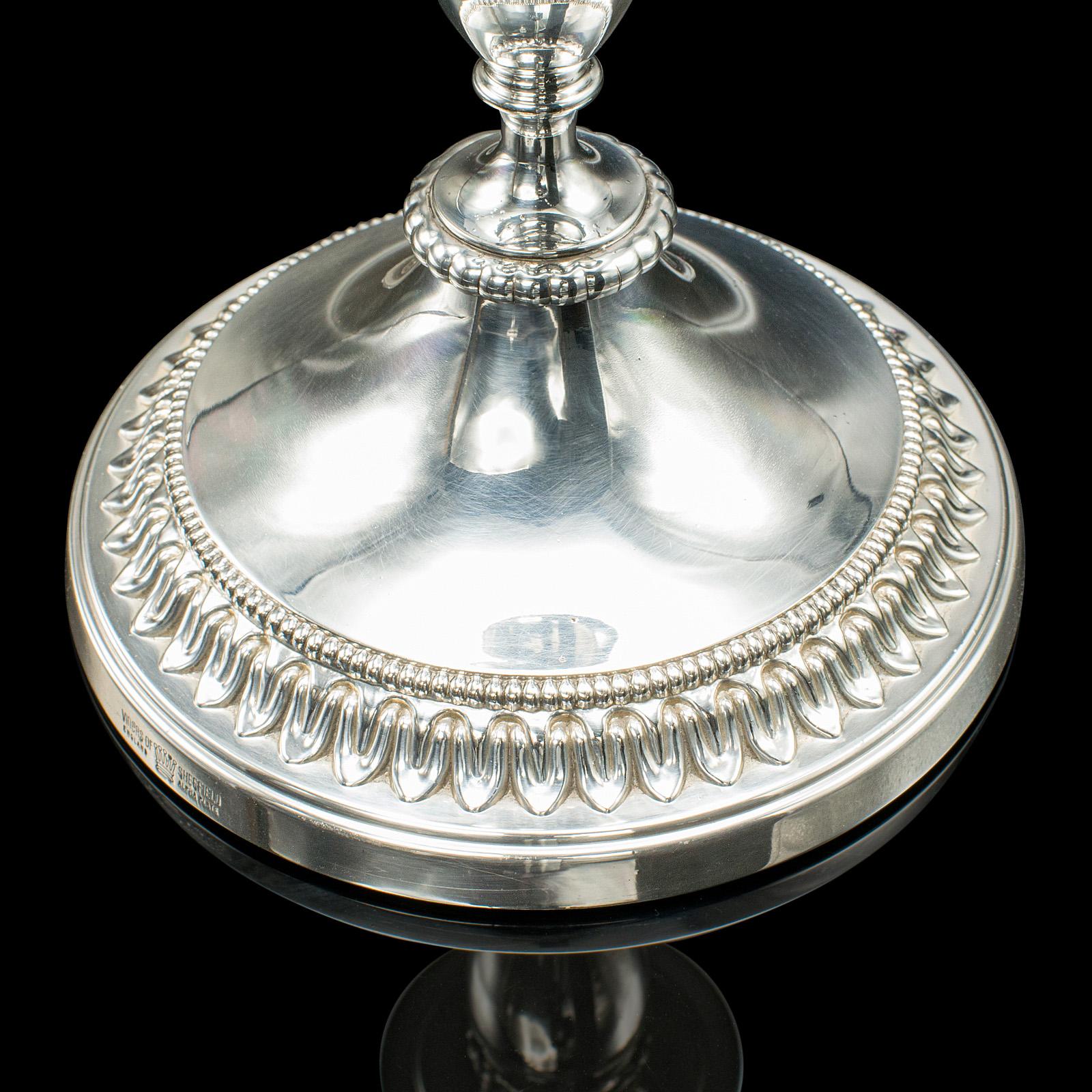 Placcato argento Coppia di candelieri bassi d'epoca, inglesi, placca d'argento, beccuccio per candele, C.1950 in vendita