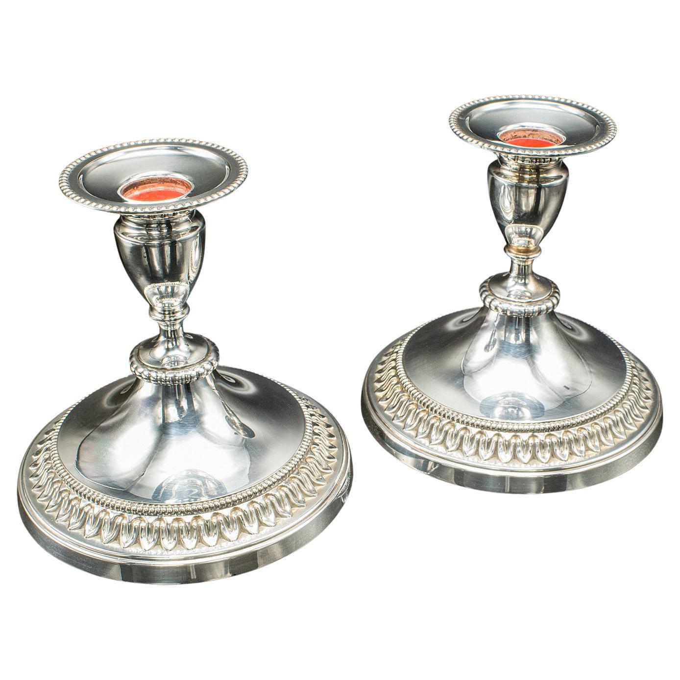 Coppia di candelieri bassi d'epoca, inglesi, placca d'argento, beccuccio per candele, C.1950