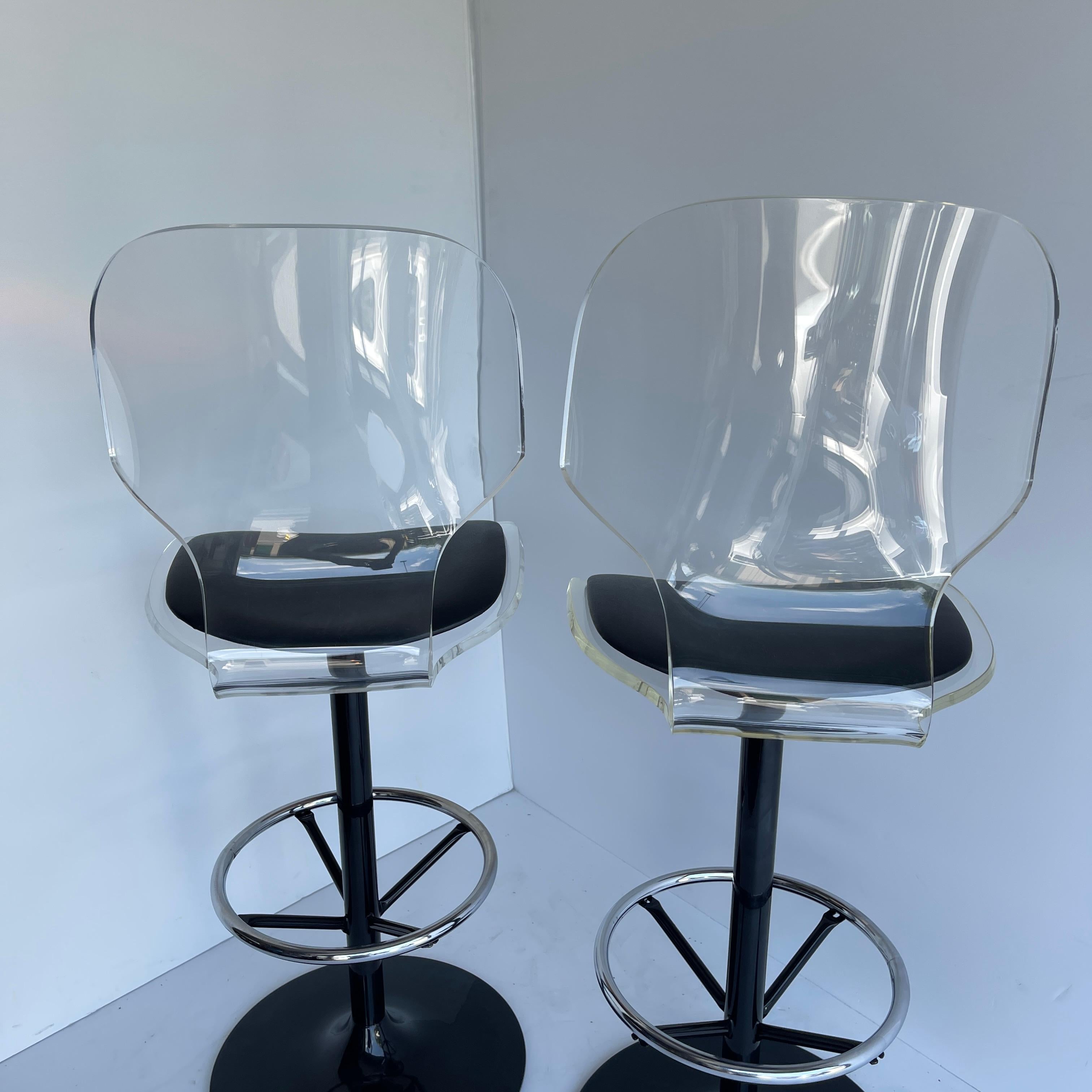 Pair of Vintage Lucite and Black-Painted Swivel Barstools For Sale 1