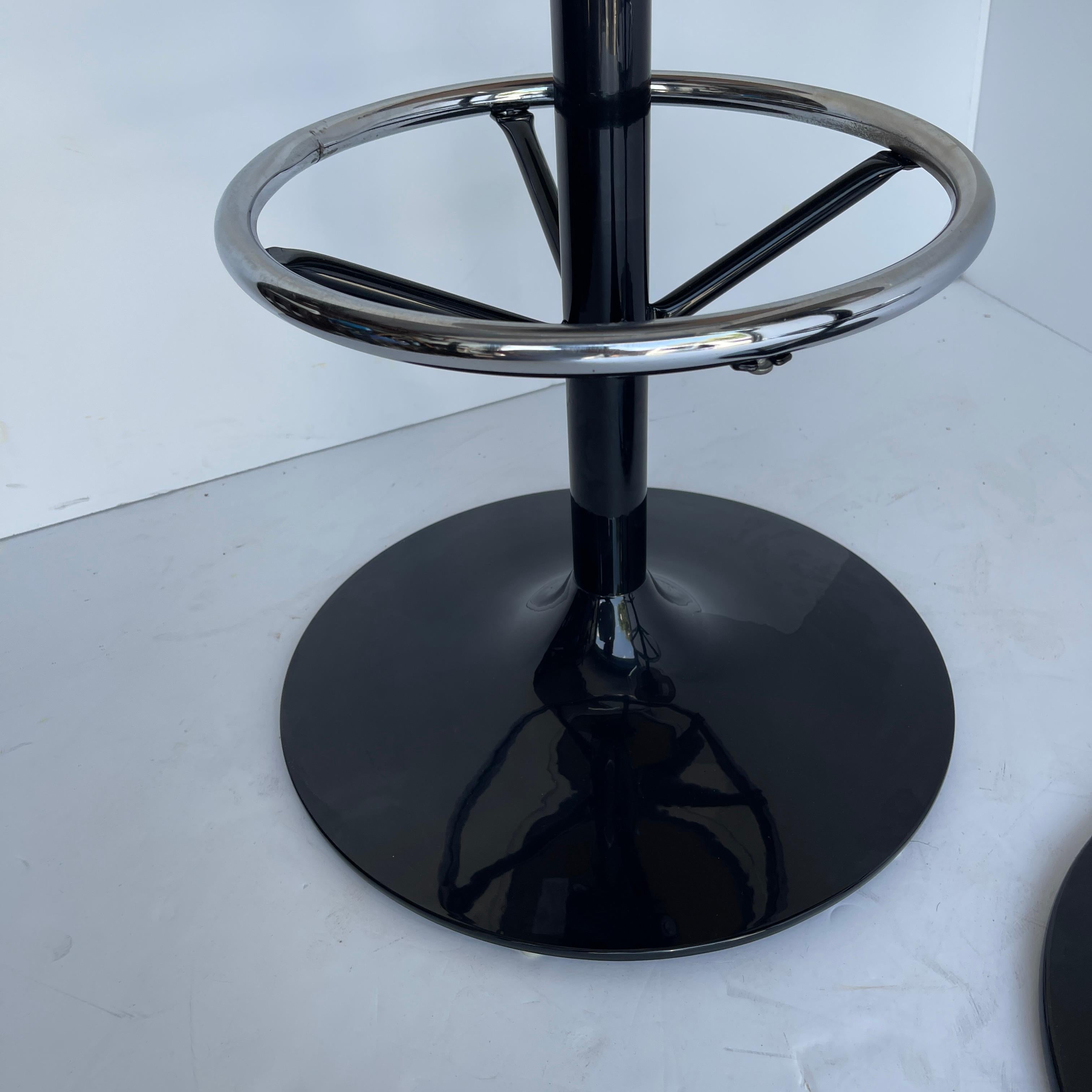 Pair of Vintage Lucite and Black-Painted Swivel Barstools For Sale 3