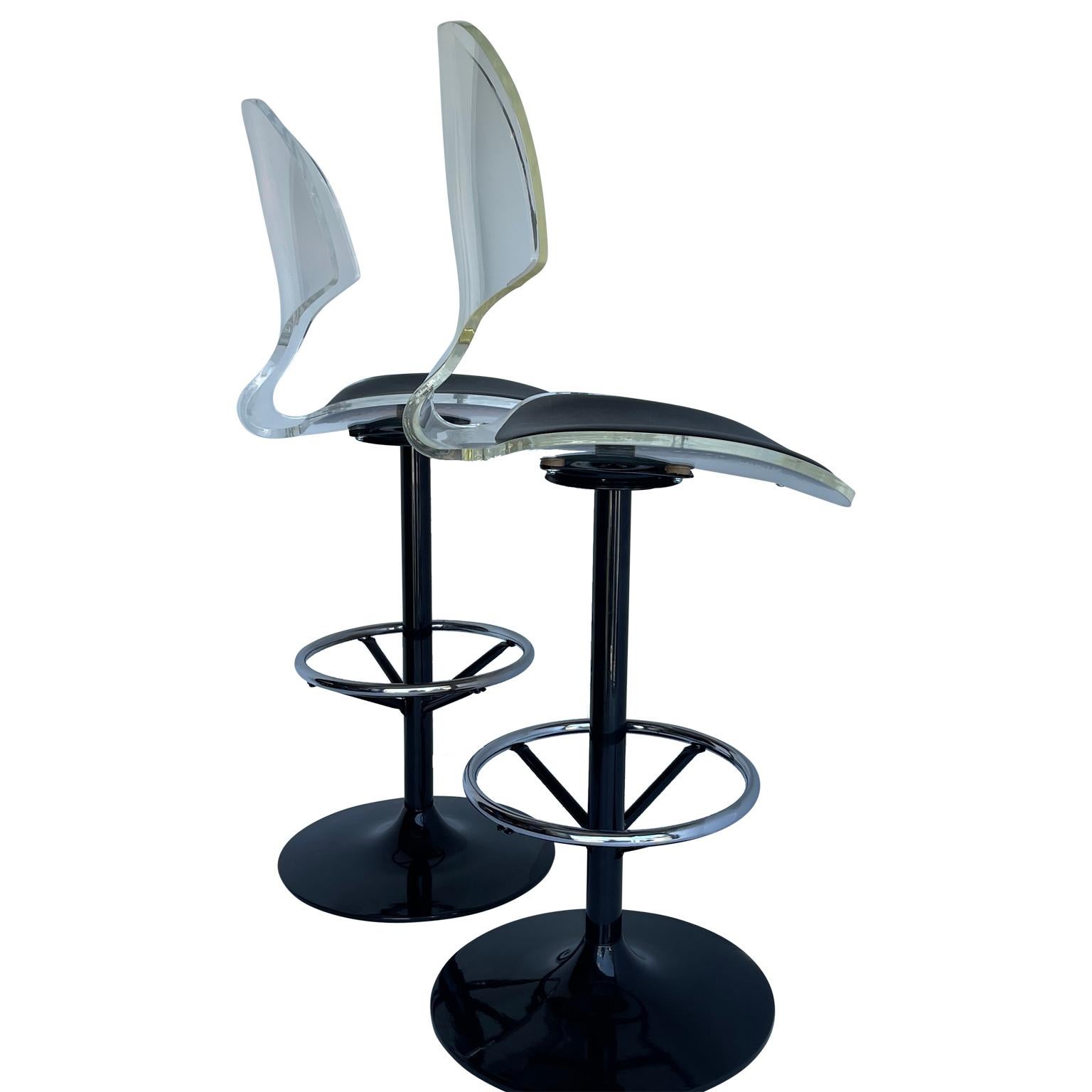 Mid-Century Modern Pair of Vintage Lucite and Black-Painted Swivel Barstools For Sale