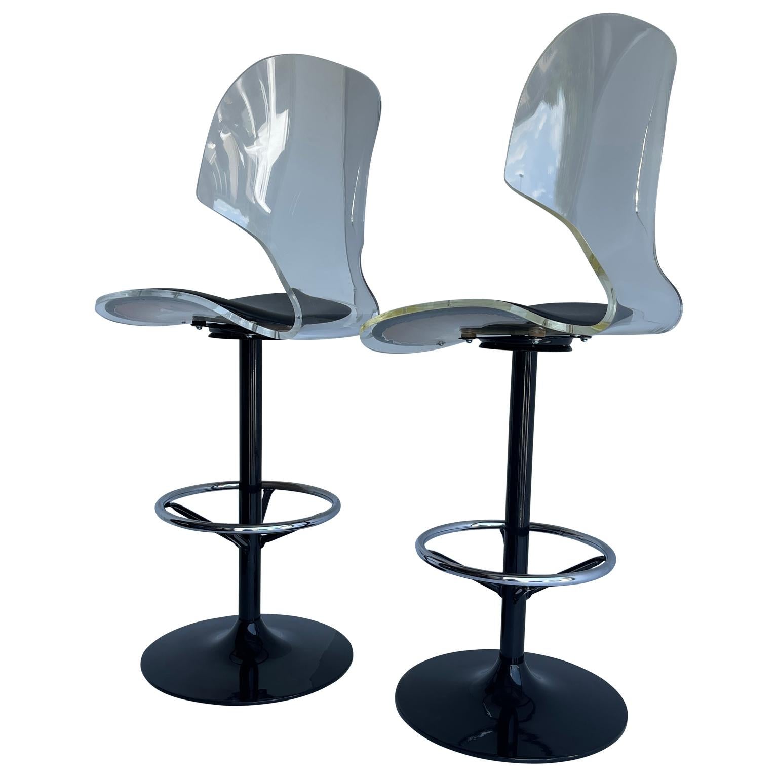 Powder-Coated Pair of Vintage Lucite and Black-Painted Swivel Barstools For Sale