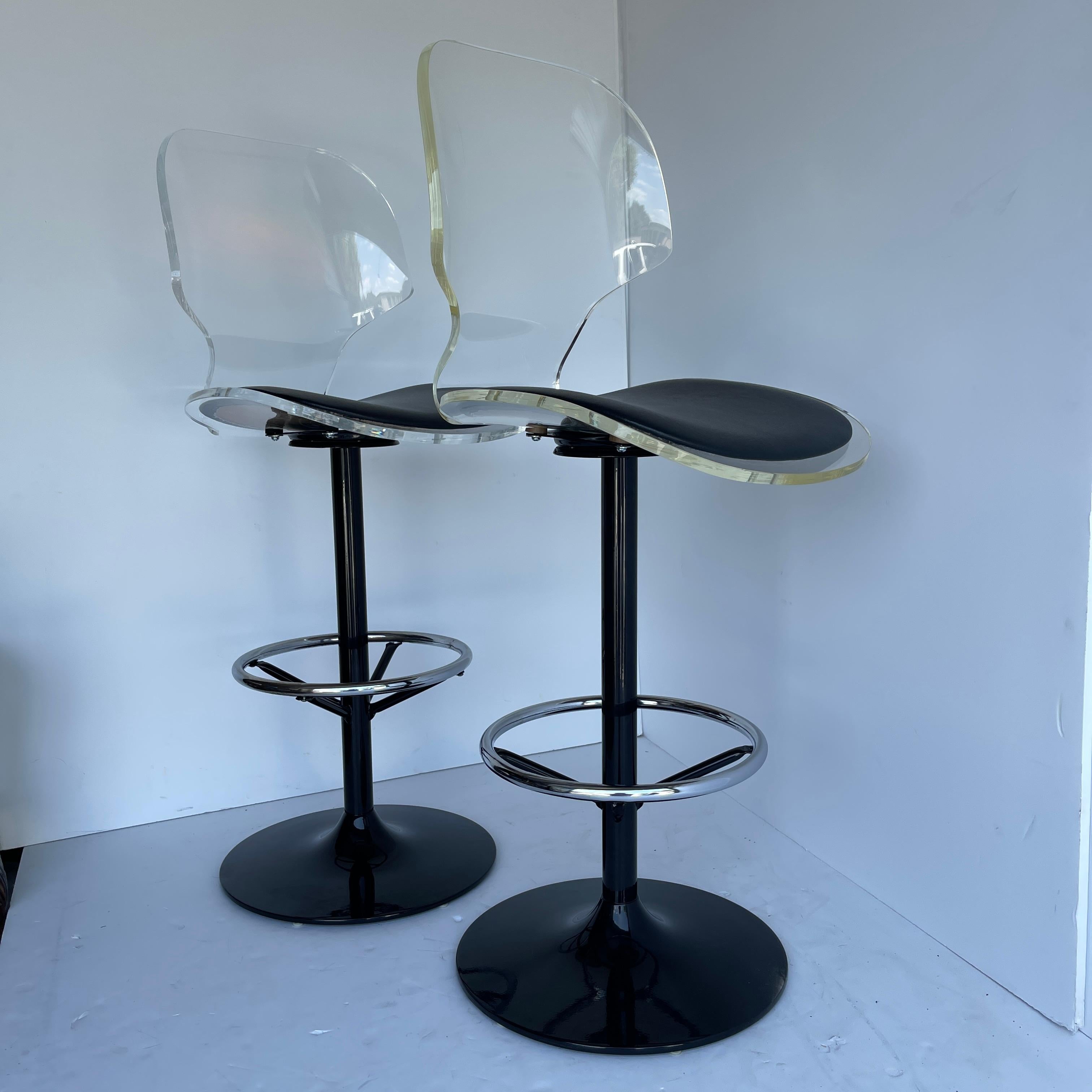Pair of Vintage Lucite and Black-Painted Swivel Barstools In Good Condition For Sale In Haddonfield, NJ