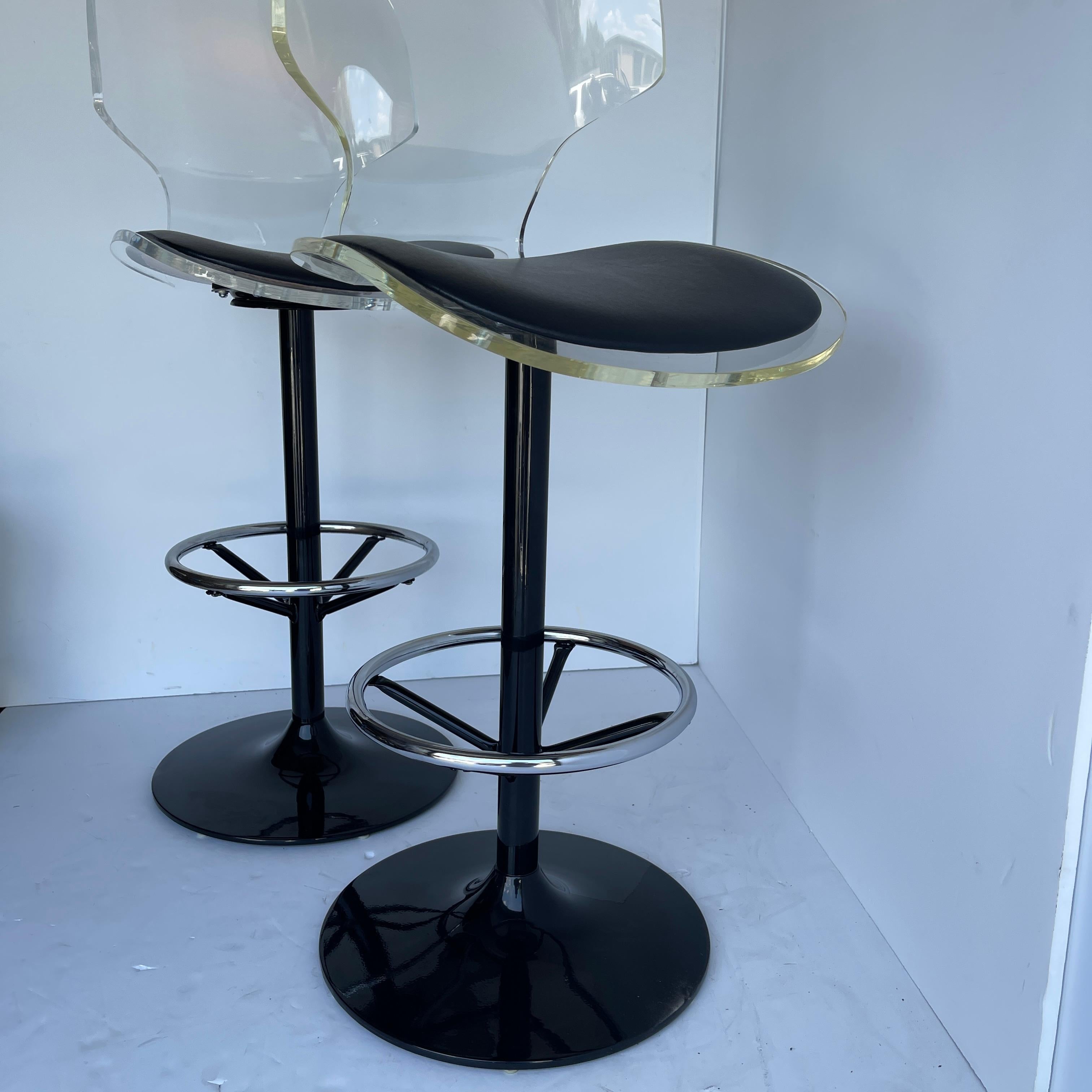 20th Century Pair of Vintage Lucite and Black-Painted Swivel Barstools For Sale