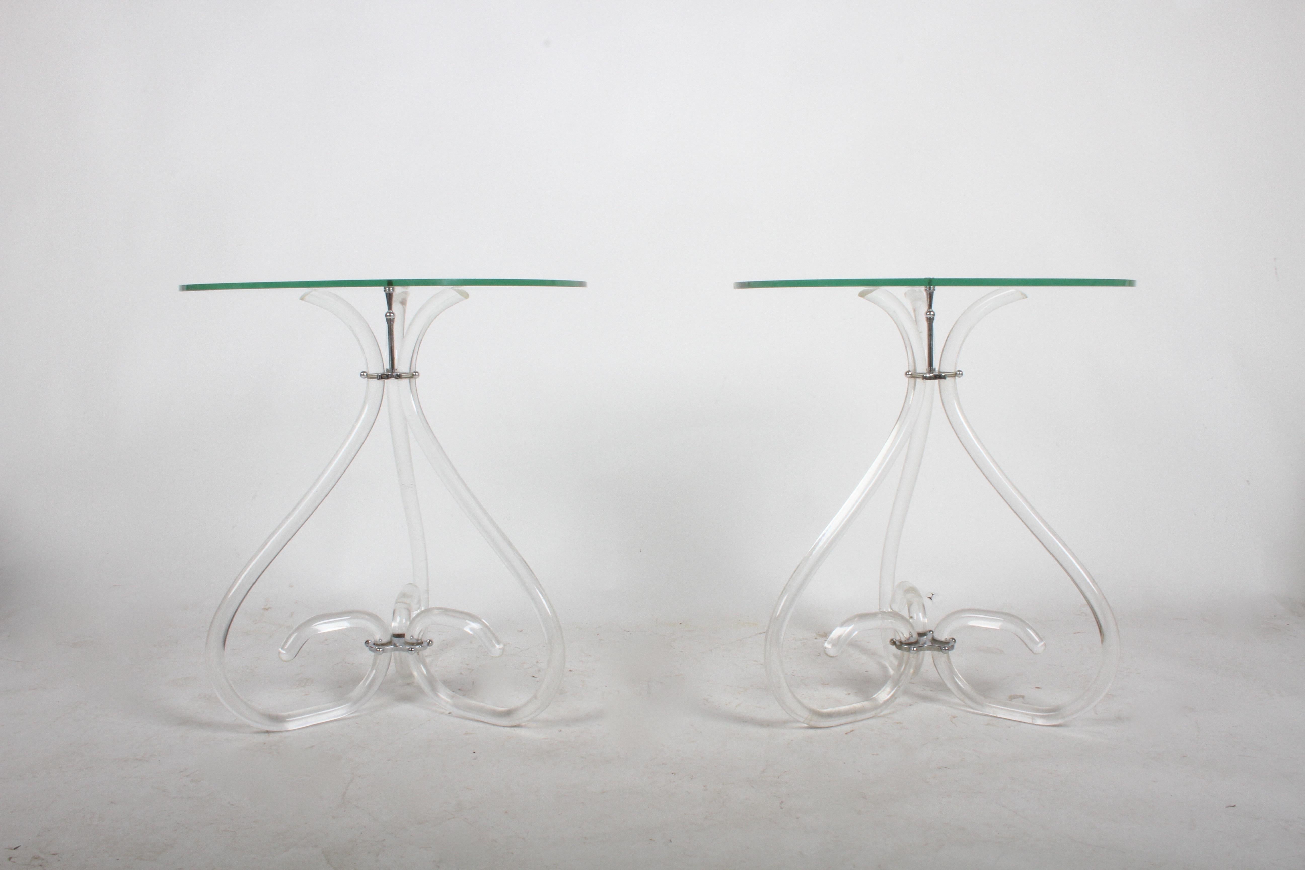 Pareja de mesas auxiliares vintage de lucita y cristal al estilo de Dorothy Thorpe Regencia de Hollywood en venta