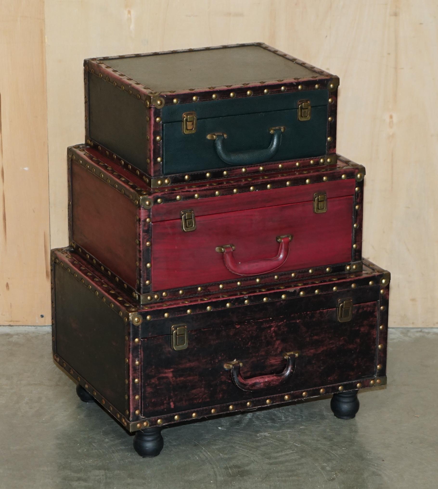 Royal House Antiques

The House Antiques a le plaisir d'offrir à la vente cette paire de tiroirs de chevet ou de tables d'appoint de style malle à bagages vintage.

Veuillez noter que les frais de livraison indiqués sont donnés à titre indicatif,