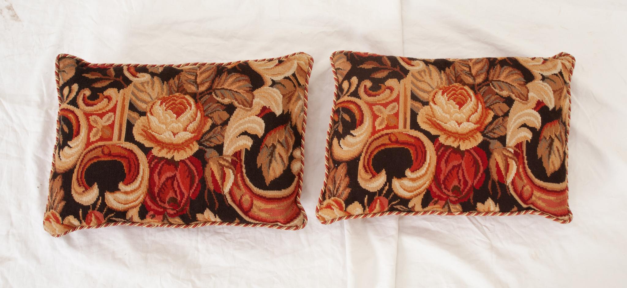  Ein Vintage-Paar von Nadelkissen sind in gutem Zustand. Alle handgefertigt mit Blumen und geflochtenen Verzierungen. Die Kissenbezüge haben eingelegte Reißverschlüsse und die Kisseneinlage kann herausgenommen werden. Sehen Sie sich unbedingt die