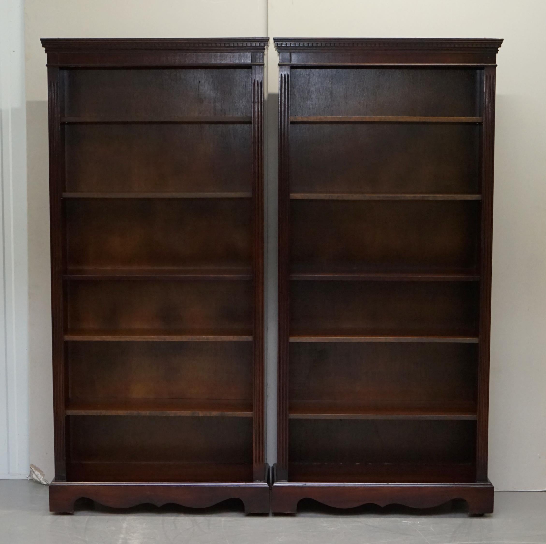 We are delighted to offer for sale this stunning pair of Vintage mahogany framed library bookcases on wheels with height adjustable shelves

A very good looking well made and decorative pair of bookcases. The are very utilitarian and look good in