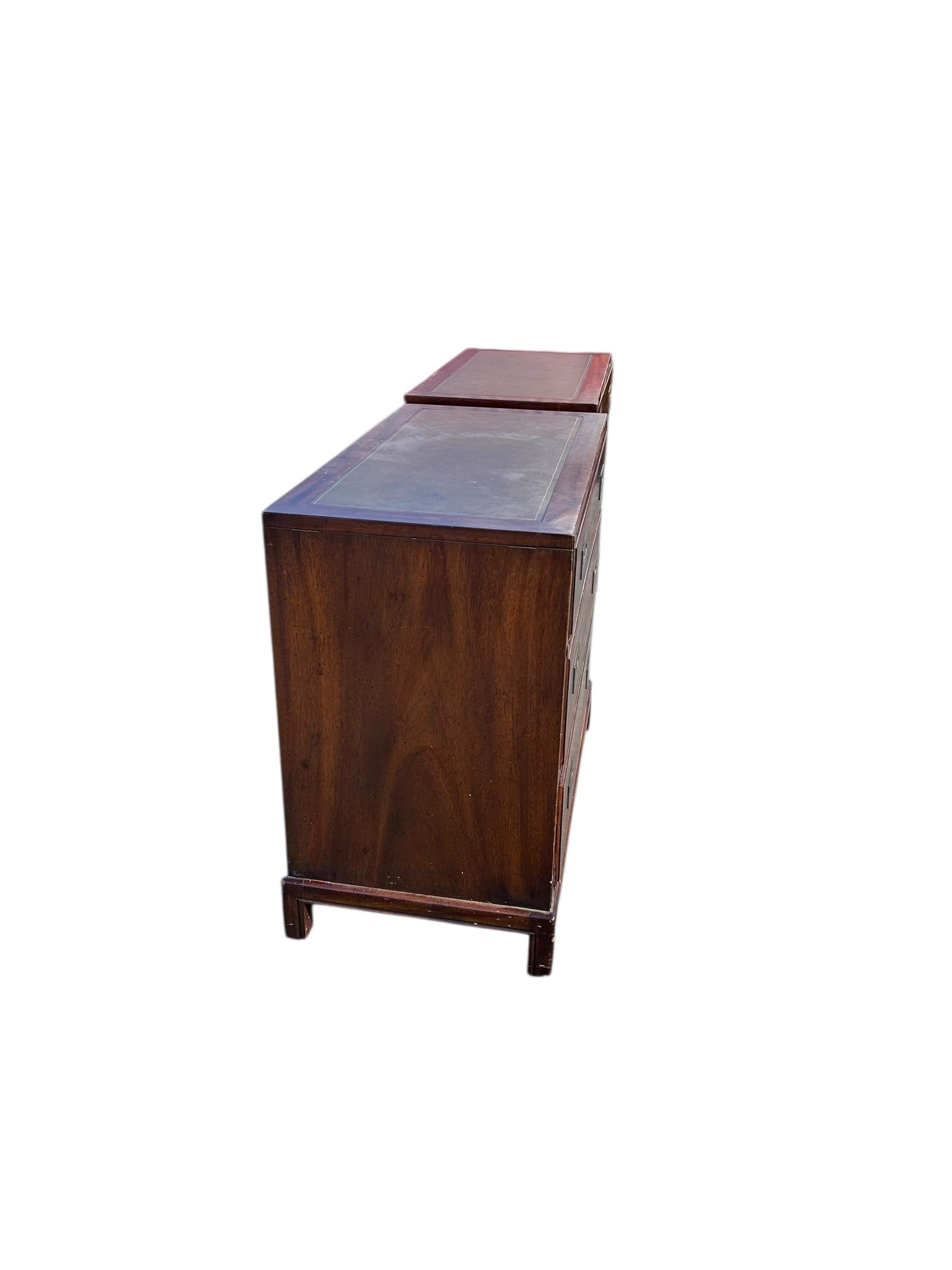 Coppia di scrigni vintage in mogano con piano in cuoio in vendita 3