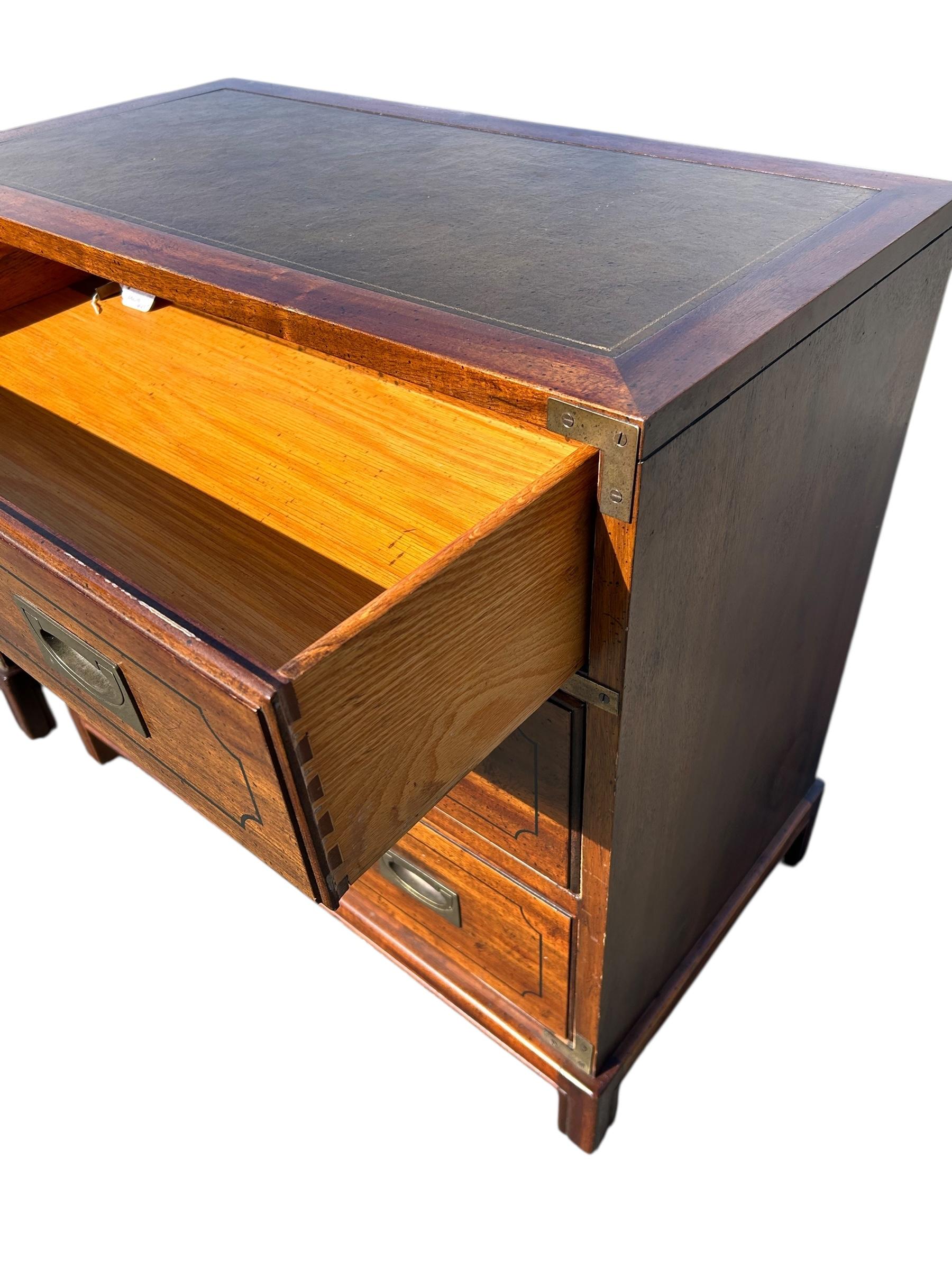 Coppia di scrigni vintage in mogano con piano in cuoio in vendita 4