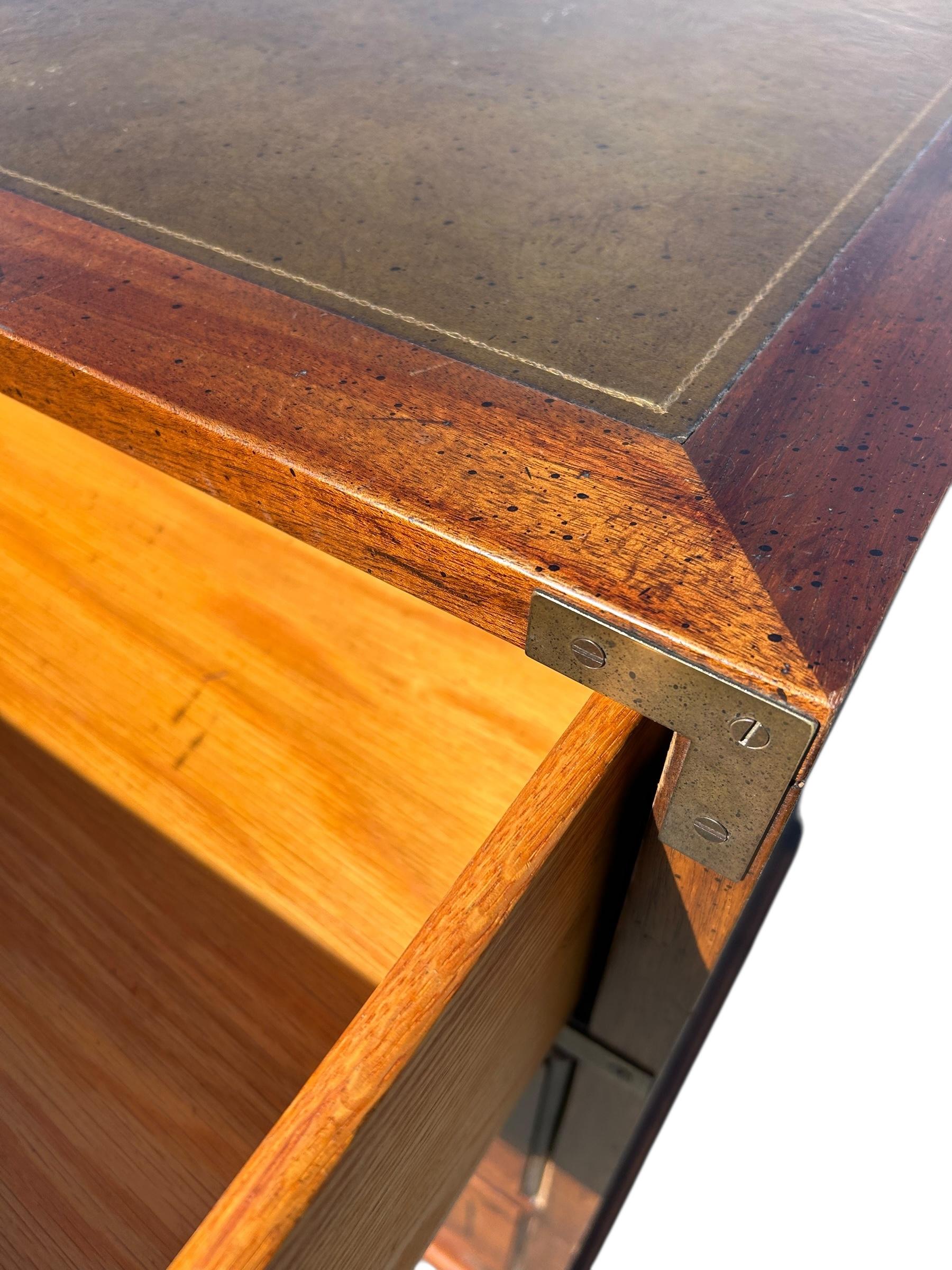 Coppia di scrigni vintage in mogano con piano in cuoio in vendita 5