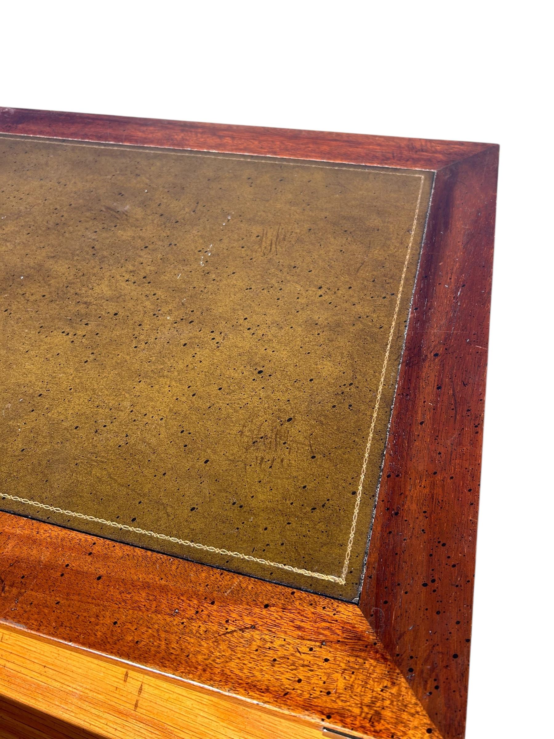 Coppia di scrigni vintage in mogano con piano in cuoio in vendita 6