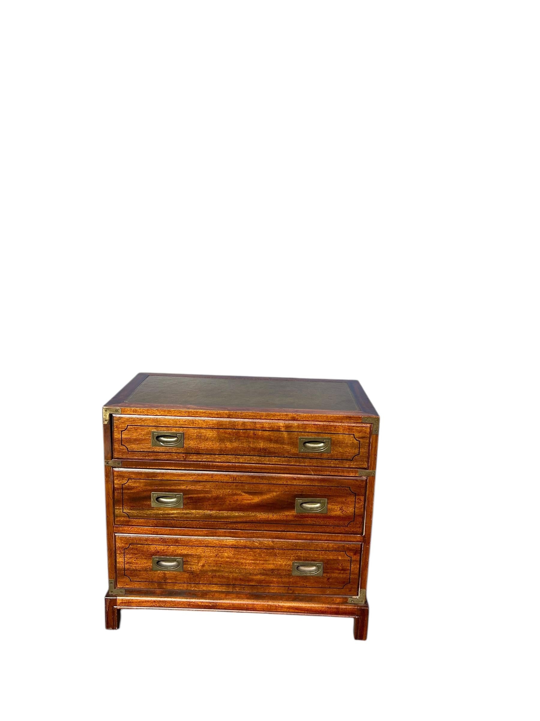 Bella coppia di cassapanche vintage in mogano con piano in pelle. Struttura a tre cassetti sollevata da una base a mensola. Le cassapanche sono caratterizzate da tiranti a filo in stile Campaigner. La parte superiore è rifinita in pelle lavorata in