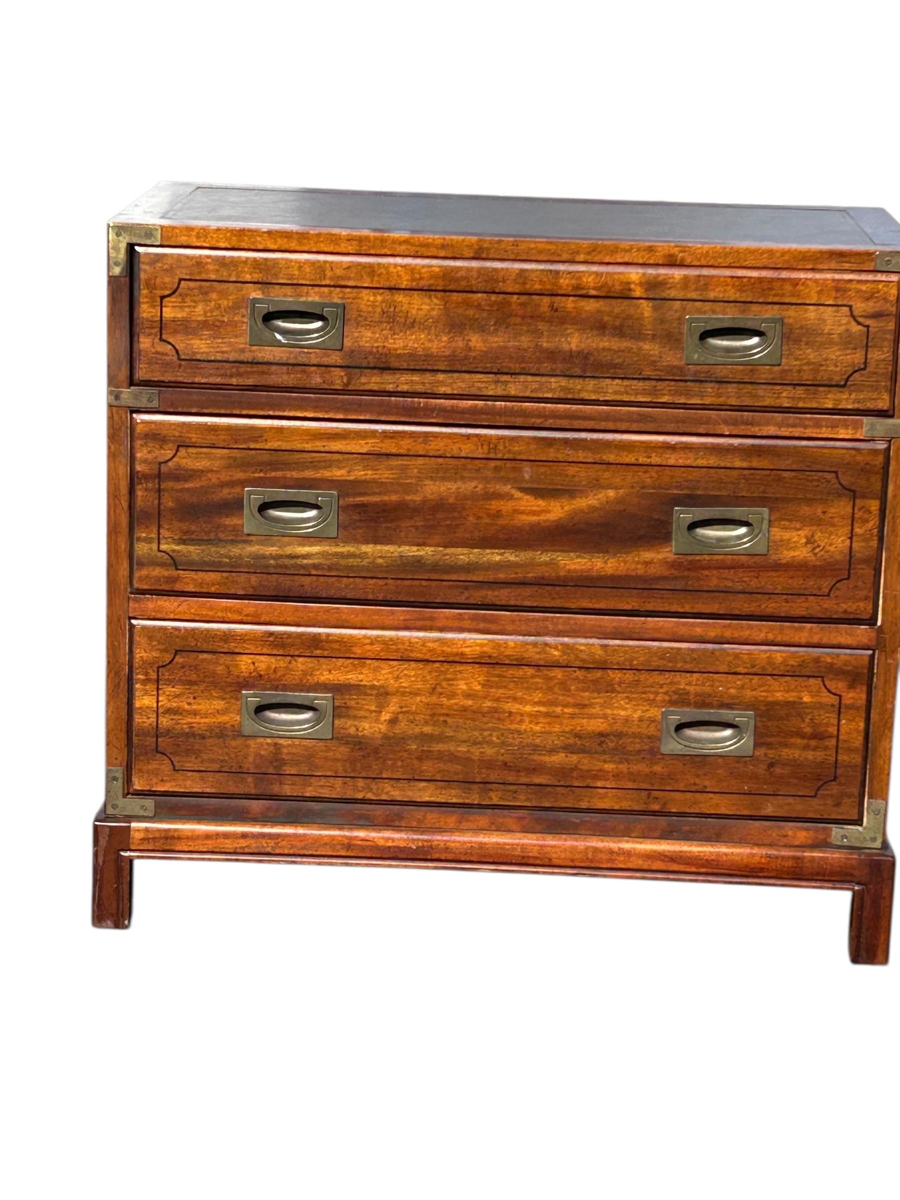 Americano Coppia di scrigni vintage in mogano con piano in cuoio in vendita