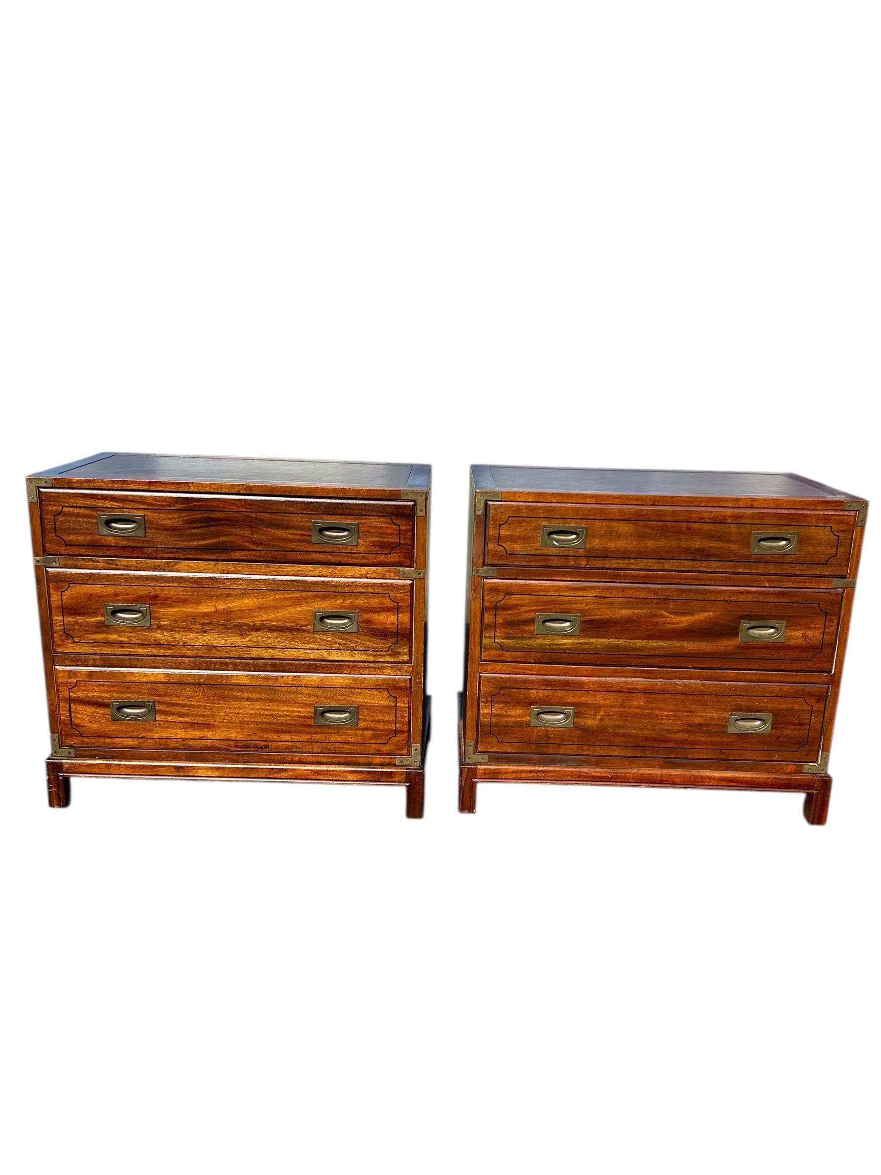 Coppia di scrigni vintage in mogano con piano in cuoio In condizioni buone in vendita a Chapel Hill, NC