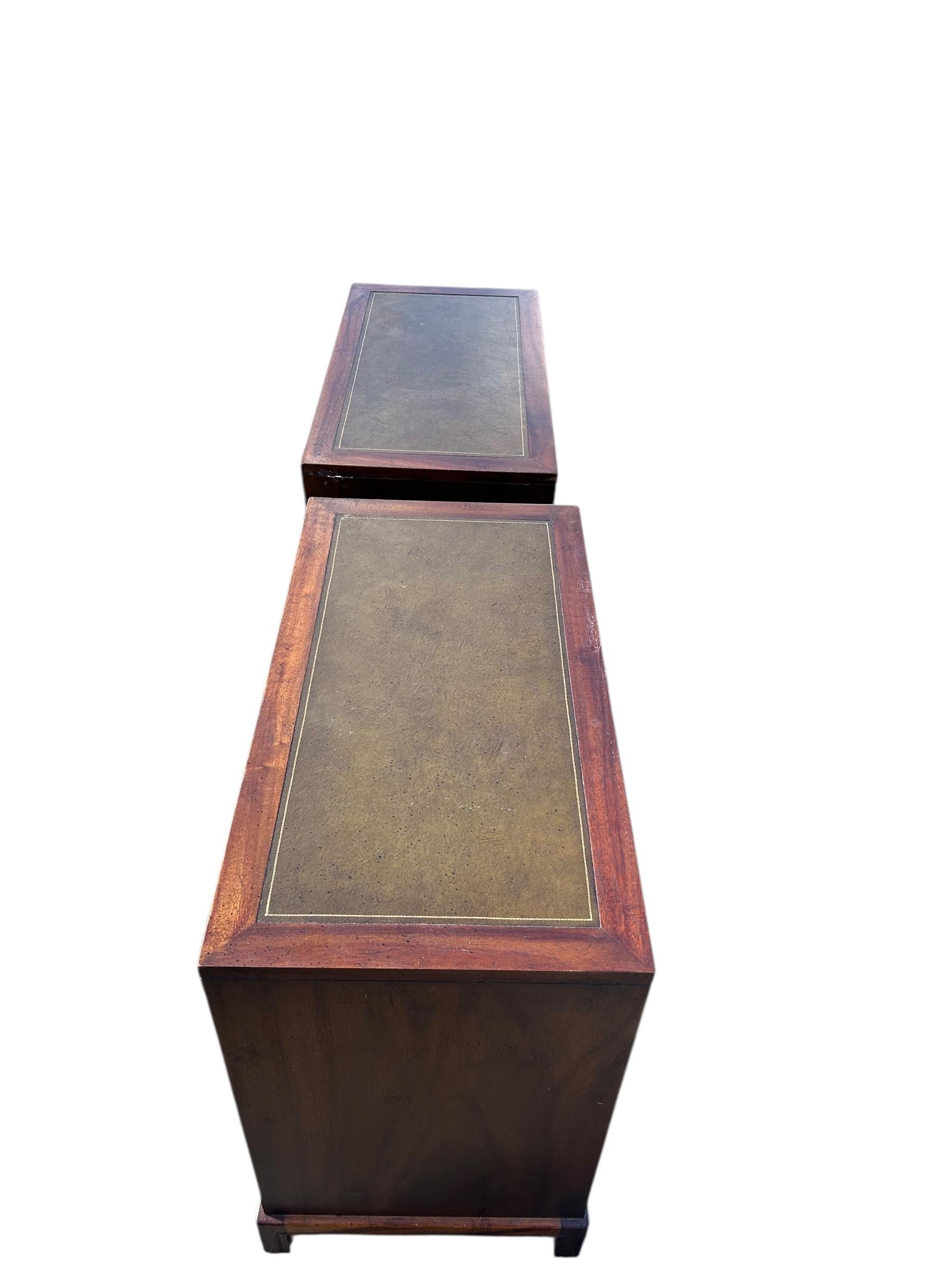 Metà XX secolo Coppia di scrigni vintage in mogano con piano in cuoio in vendita