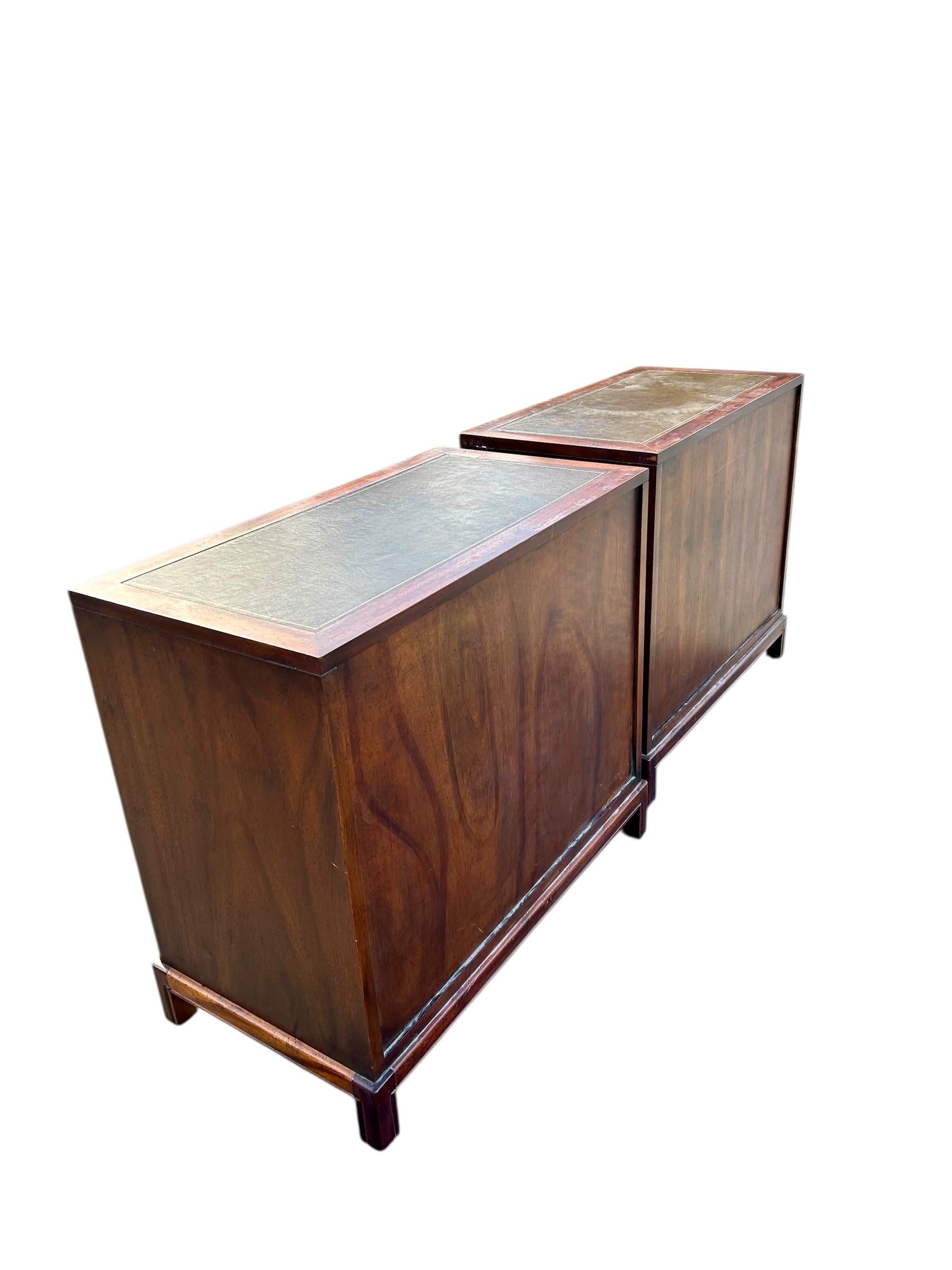 Mogano Coppia di scrigni vintage in mogano con piano in cuoio in vendita