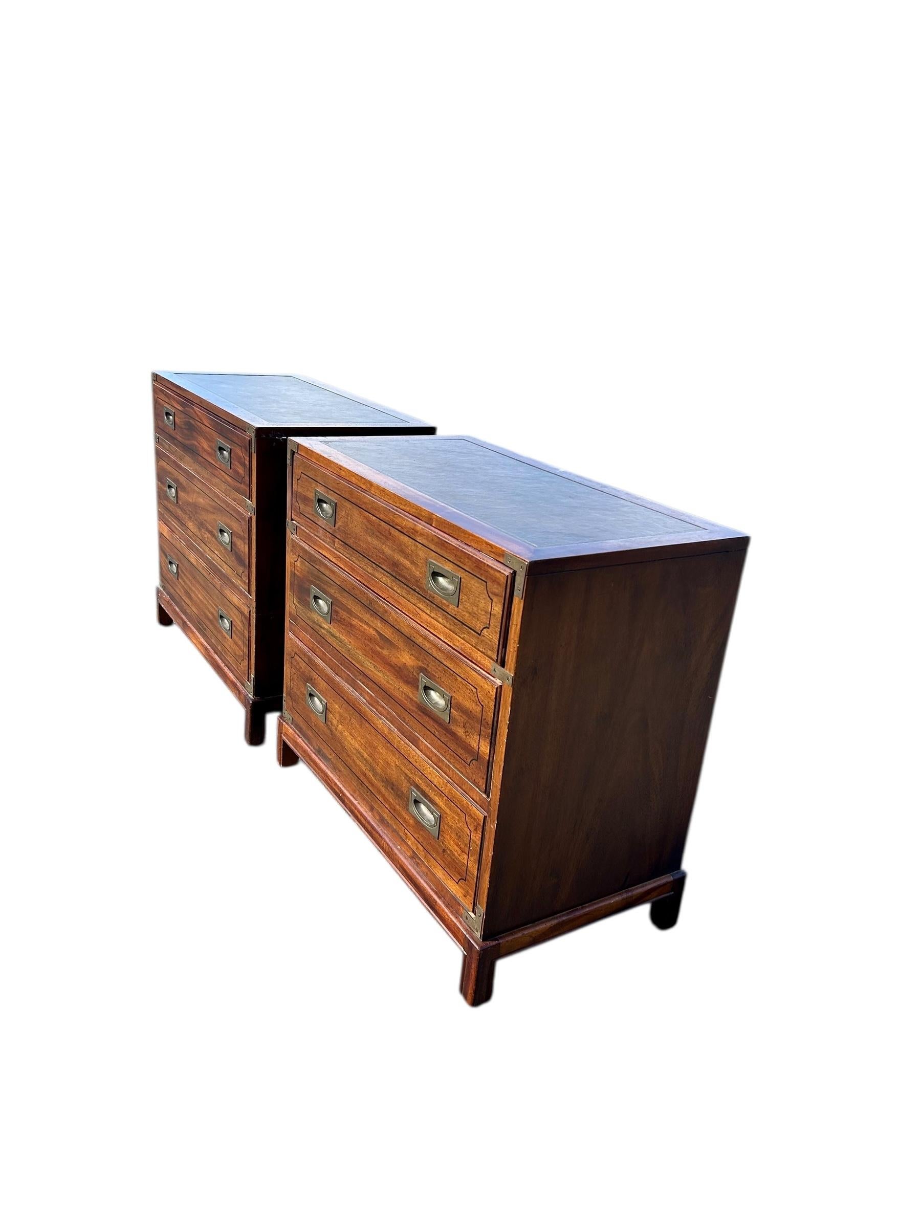 Coppia di scrigni vintage in mogano con piano in cuoio in vendita 1