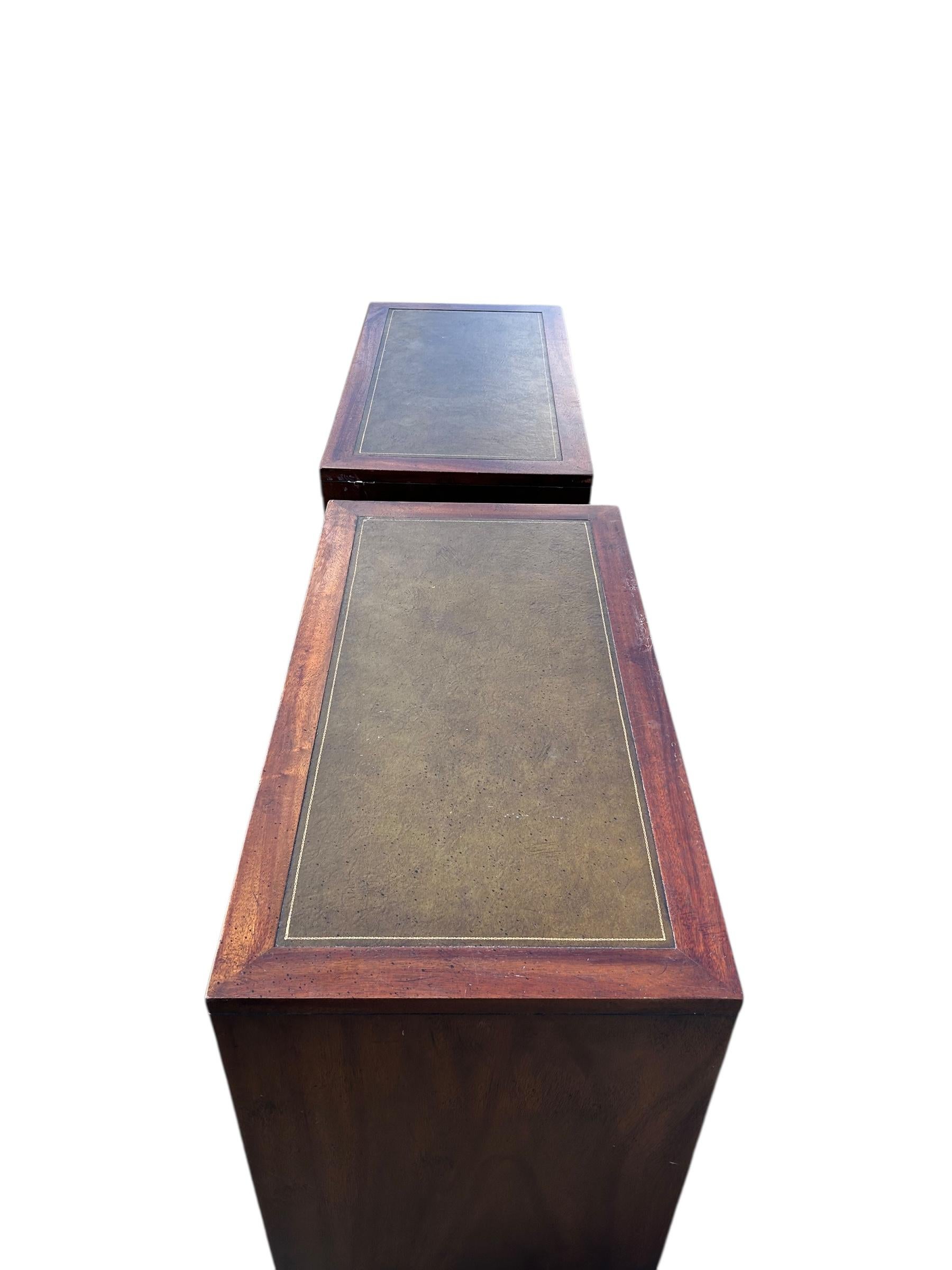 Coppia di scrigni vintage in mogano con piano in cuoio in vendita 2