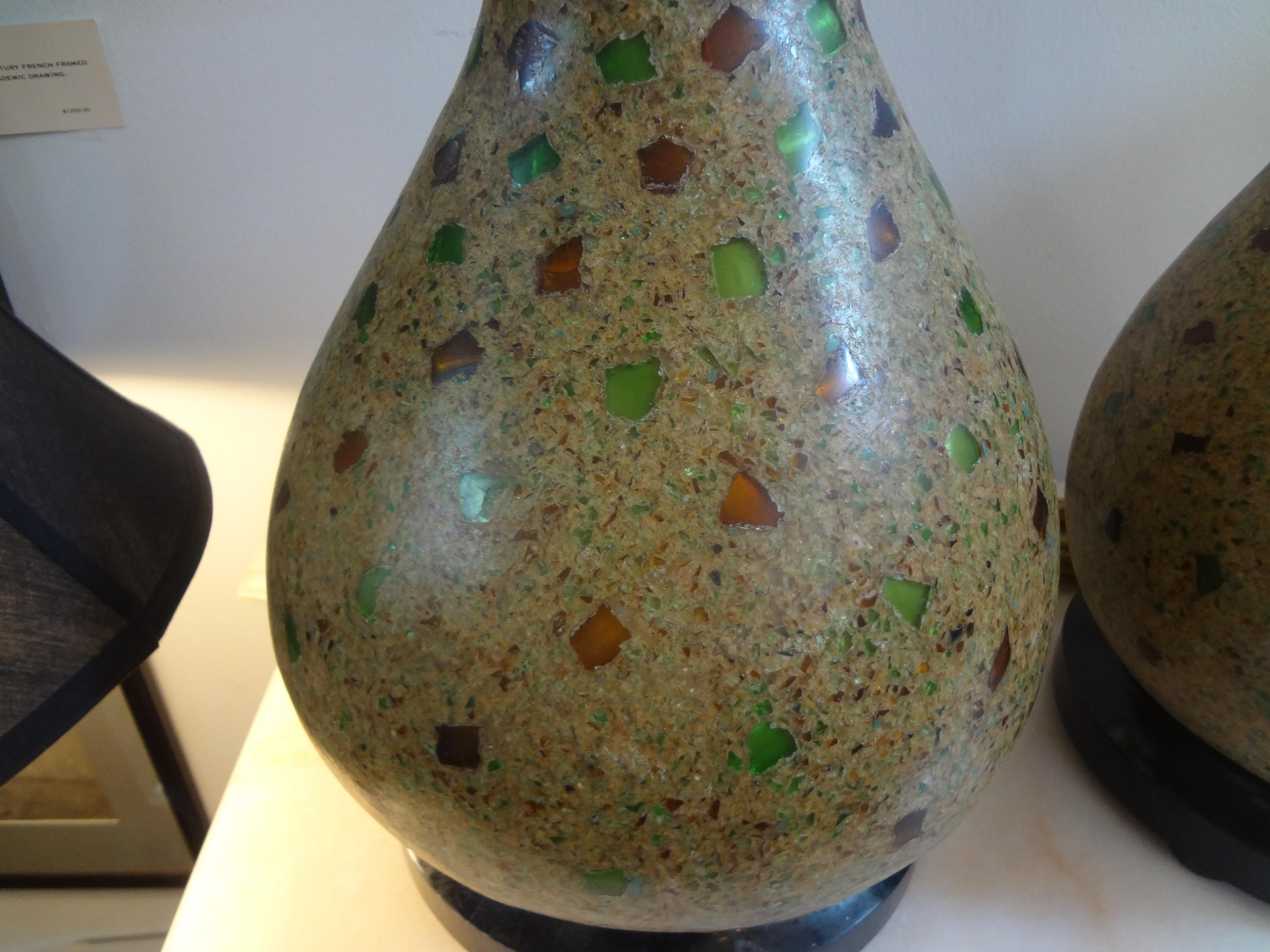 Paire de lampes vintage Maitland Smith sur socle en pierre tessellée Bon état - En vente à Houston, TX