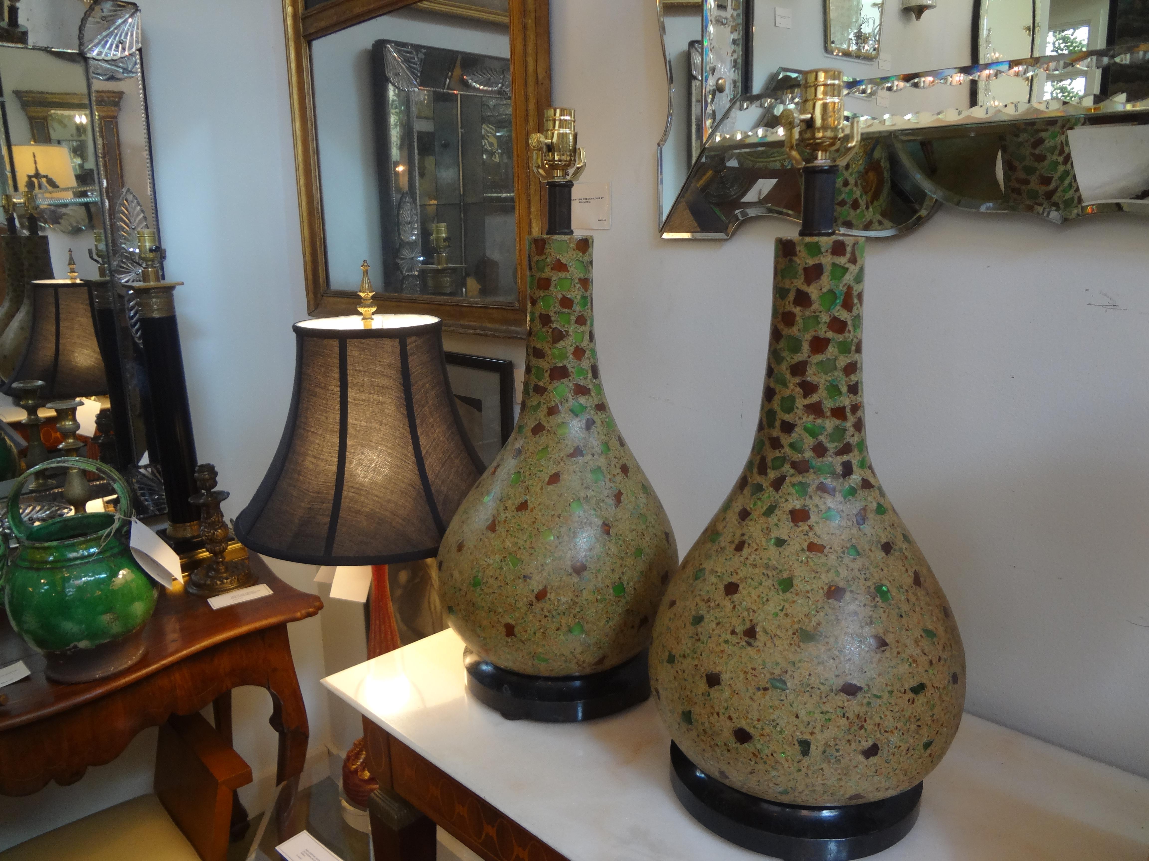 Paire de lampes vintage Maitland Smith sur socle en pierre tessellée en vente 1
