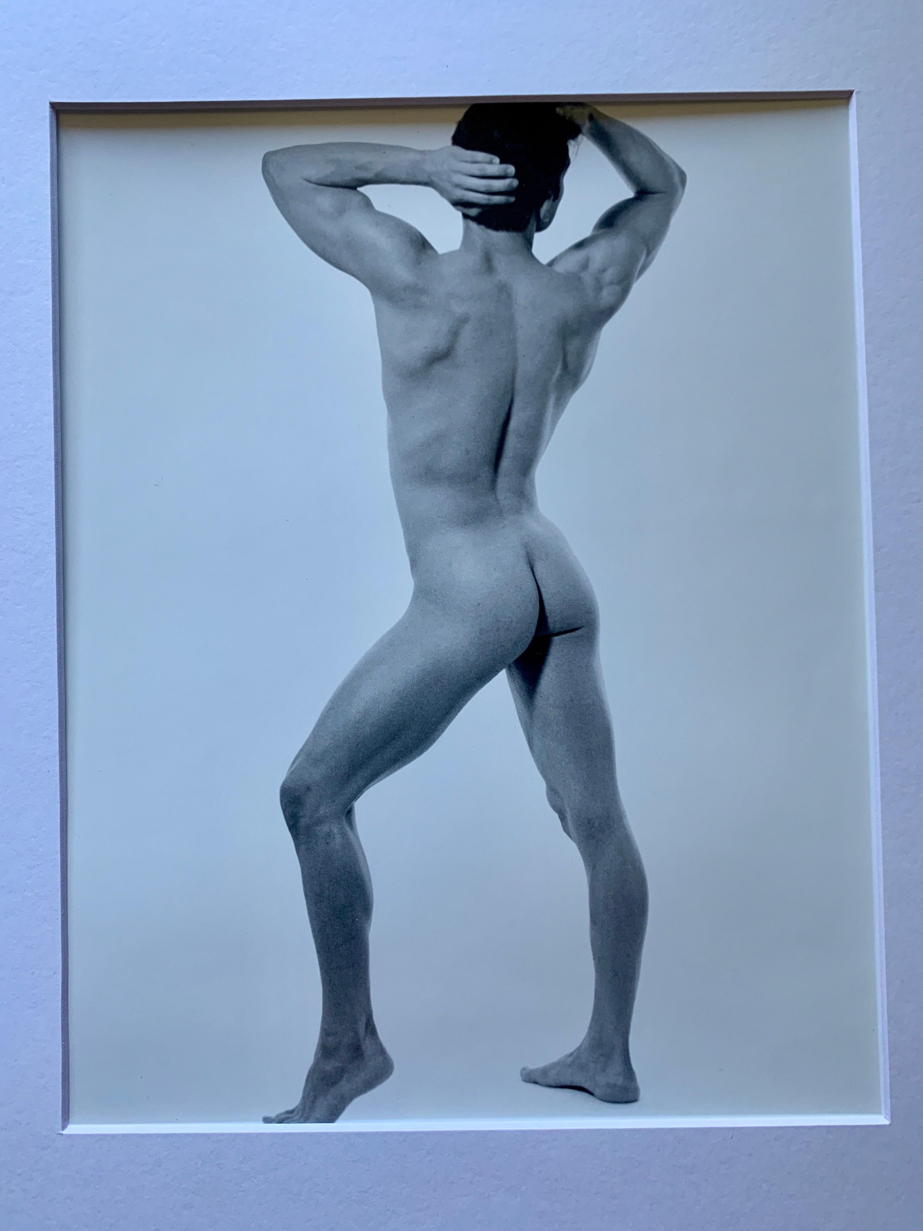Un raro conjunto de desnudos masculinos realizados a principios de la década de 2000 por el fotógrafo John Falocco. Las tenemos en nuestra colección personal desde 2005. ¡Un precioso par de fotos en blanco y negro impresas a mano en papel Kodak, (a