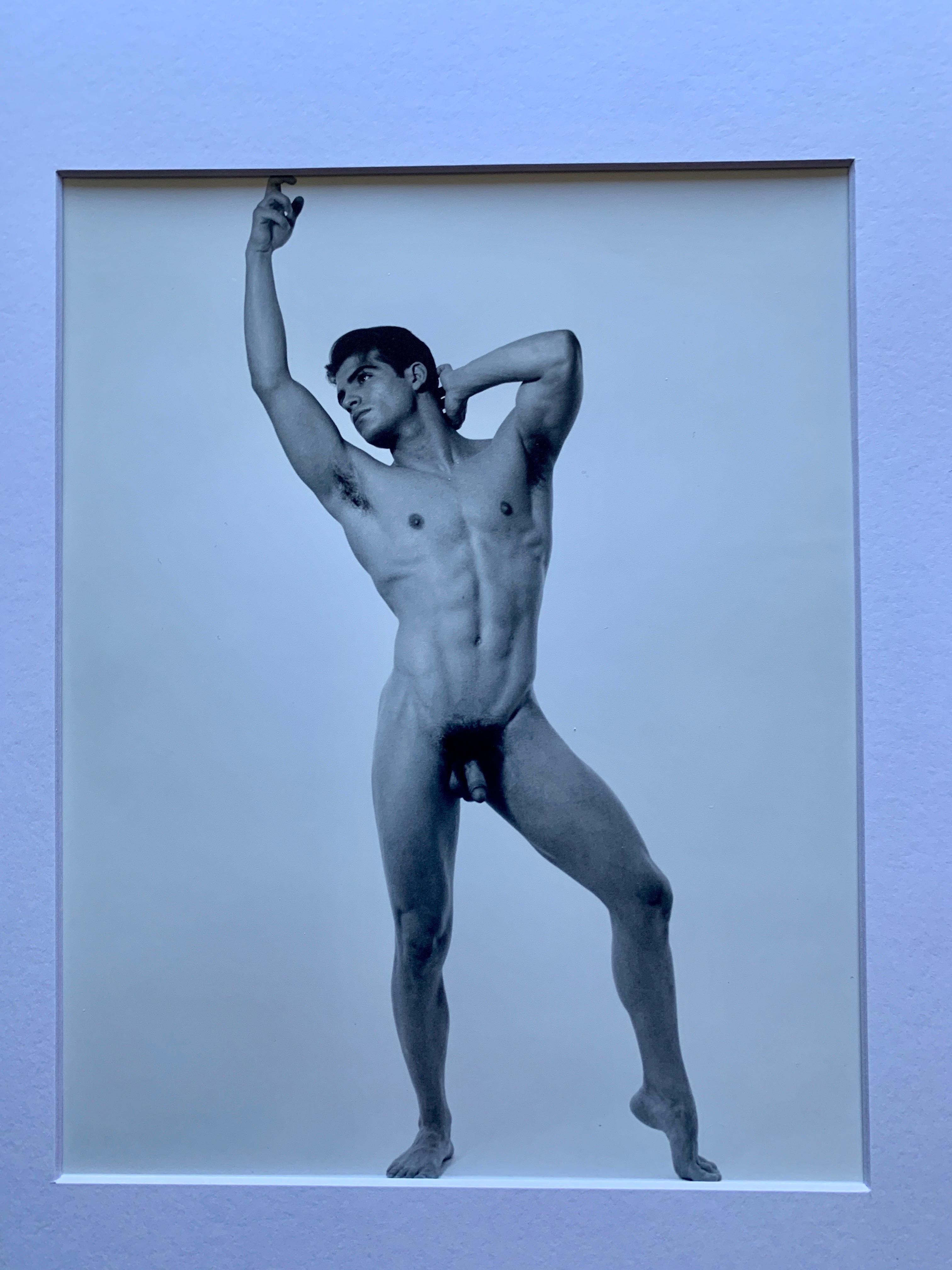 Pareja de fotografías originales de época de desnudo masculino en blanco y negro 