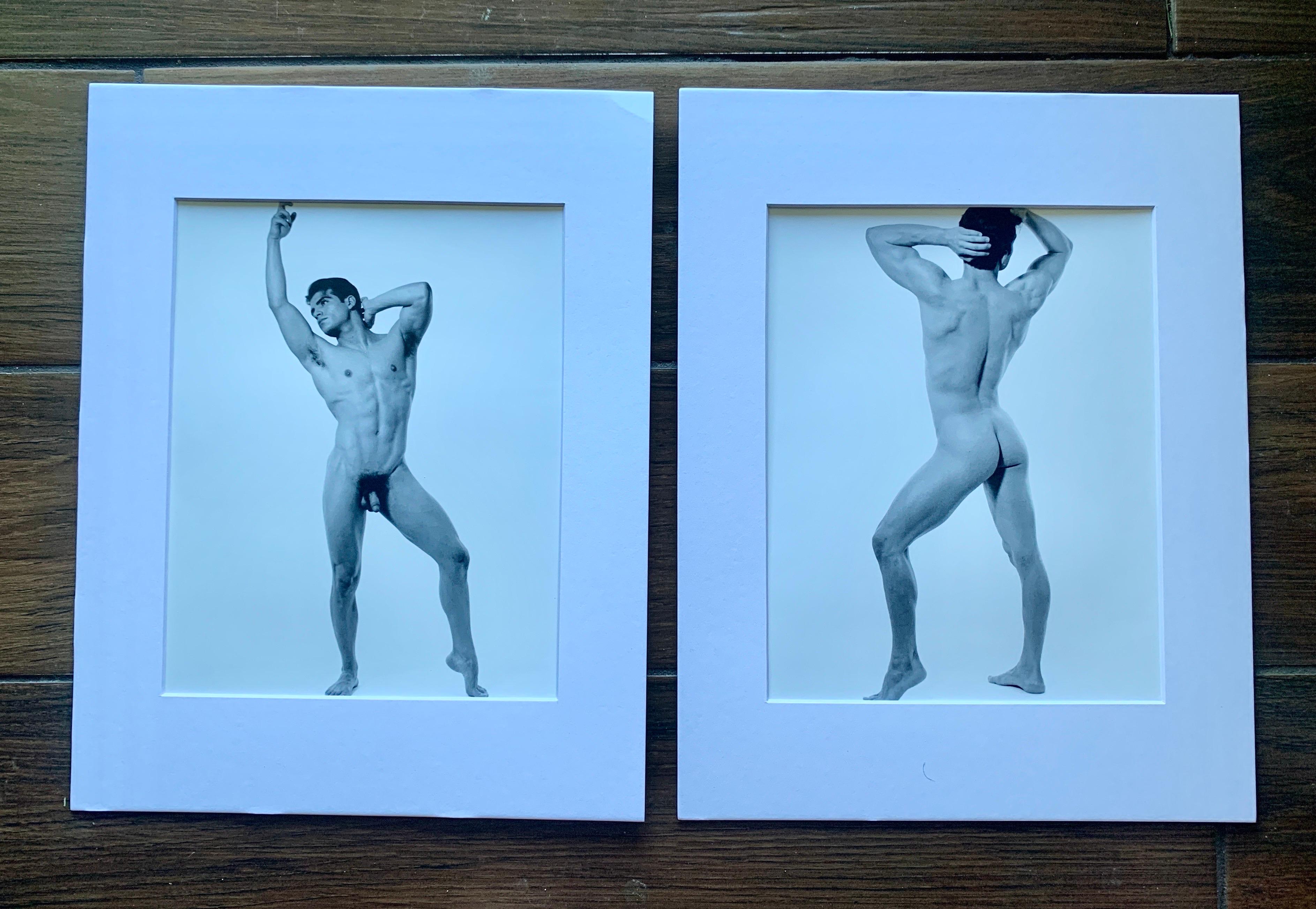 Pareja de fotografías originales de época de desnudo masculino en blanco y negro 
