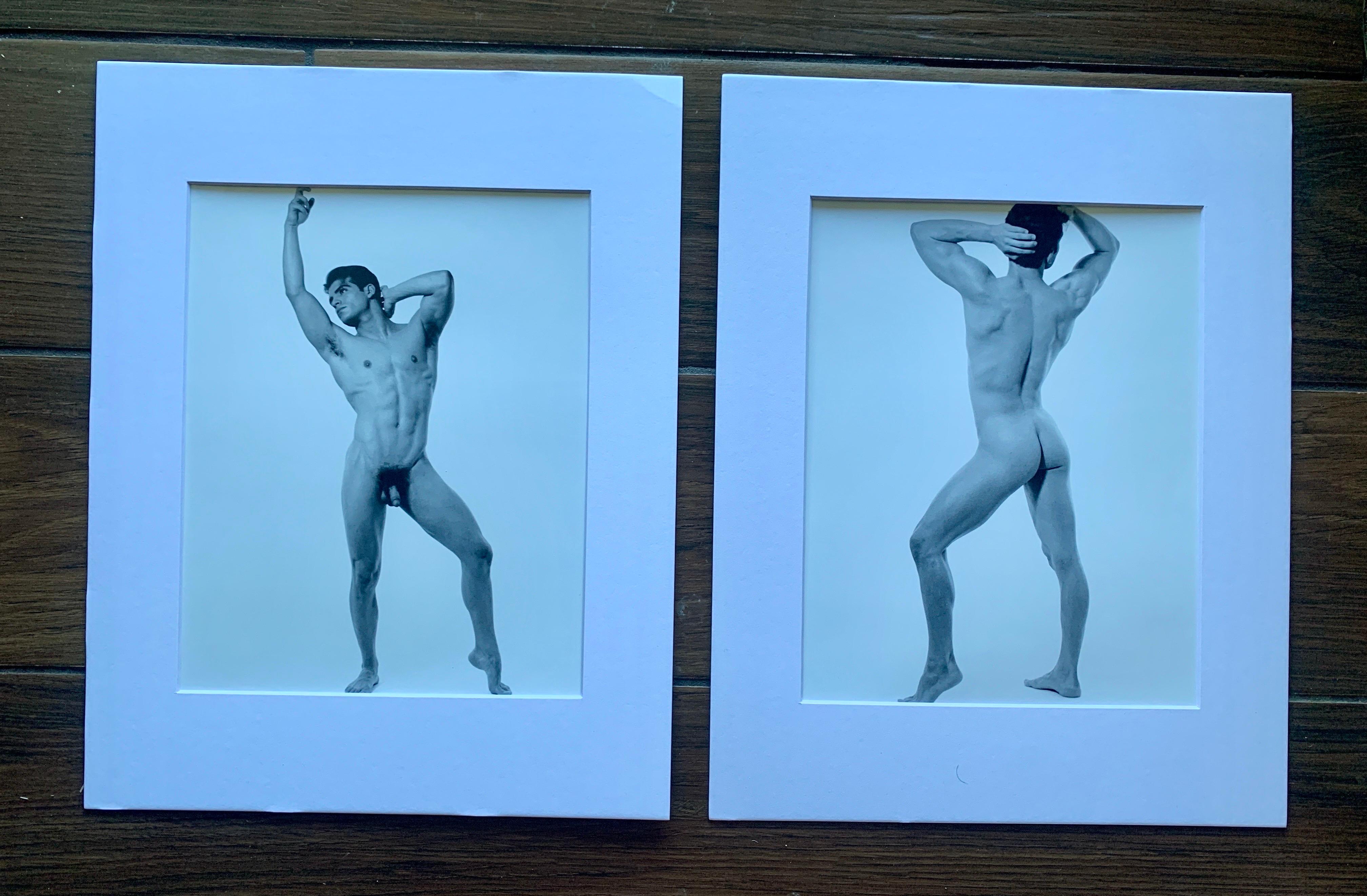 Pareja de fotografías originales de época de desnudo masculino en blanco y negro 