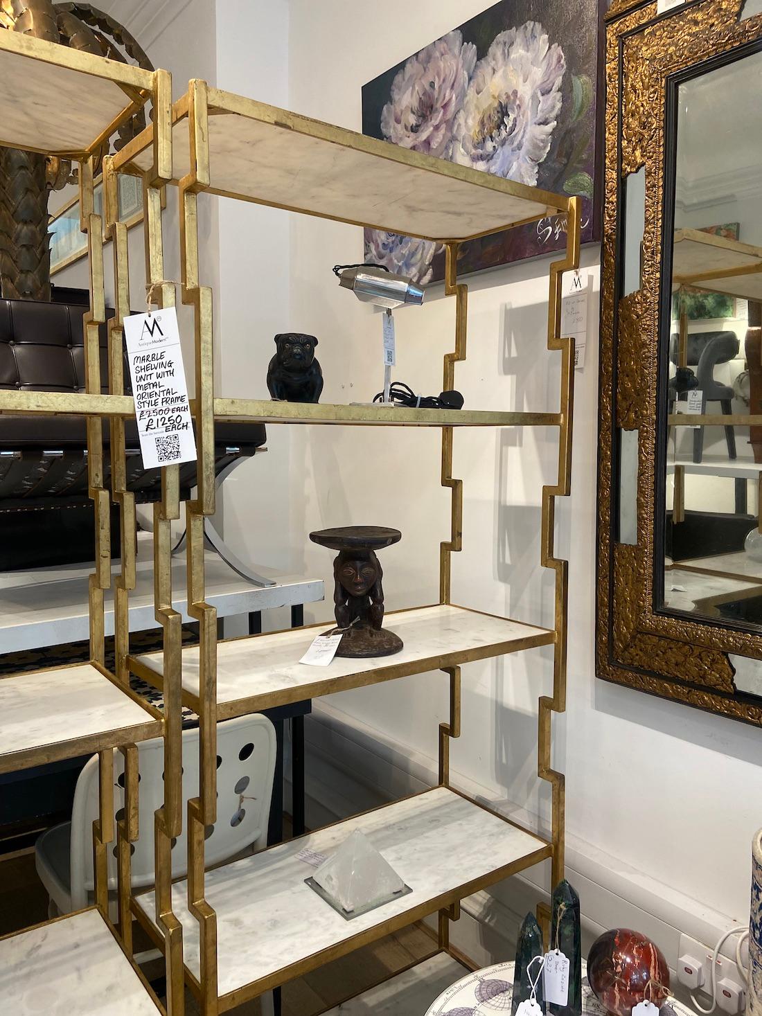 Pareja De Estanterías Vintage De Mármol Con Marcos De Latón Europeo en venta