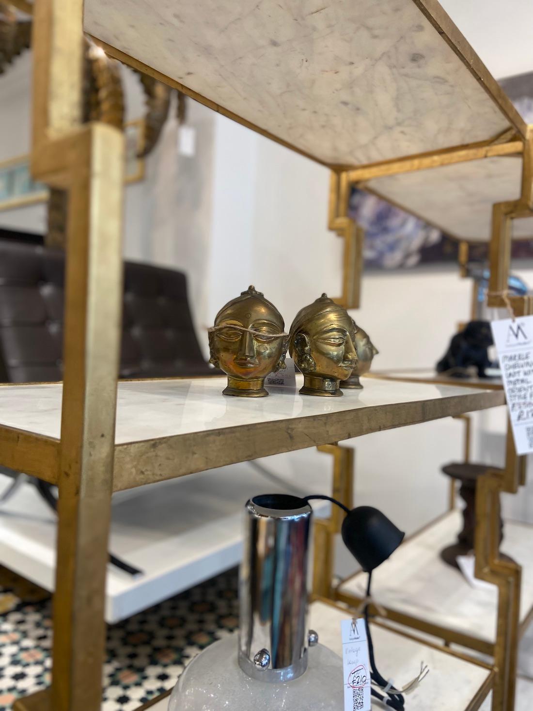 Pareja De Estanterías Vintage De Mármol Con Marcos De Latón en Bueno estado para la venta en London, GB