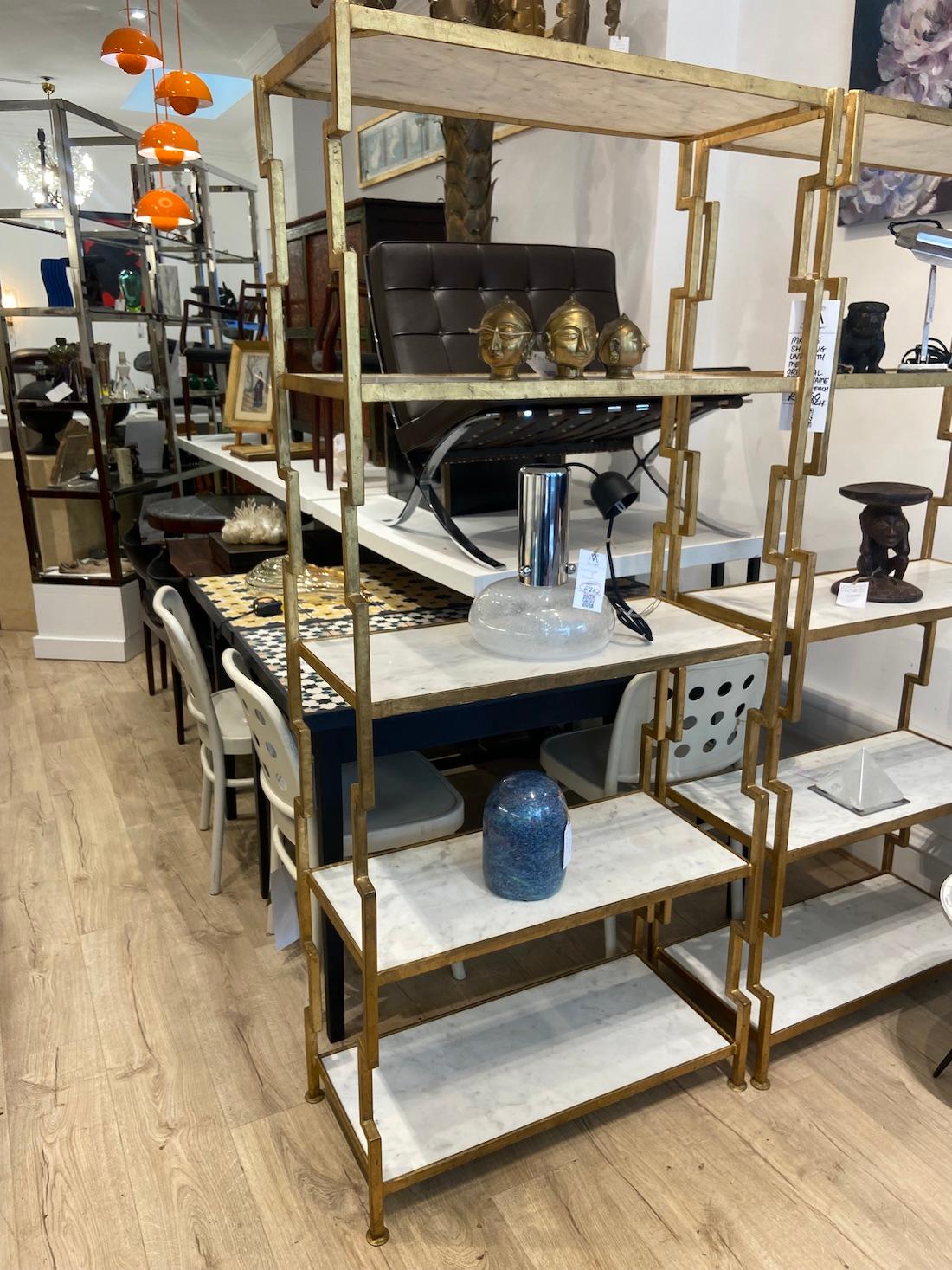 Pareja De Estanterías Vintage De Mármol Con Marcos De Latón en venta 1