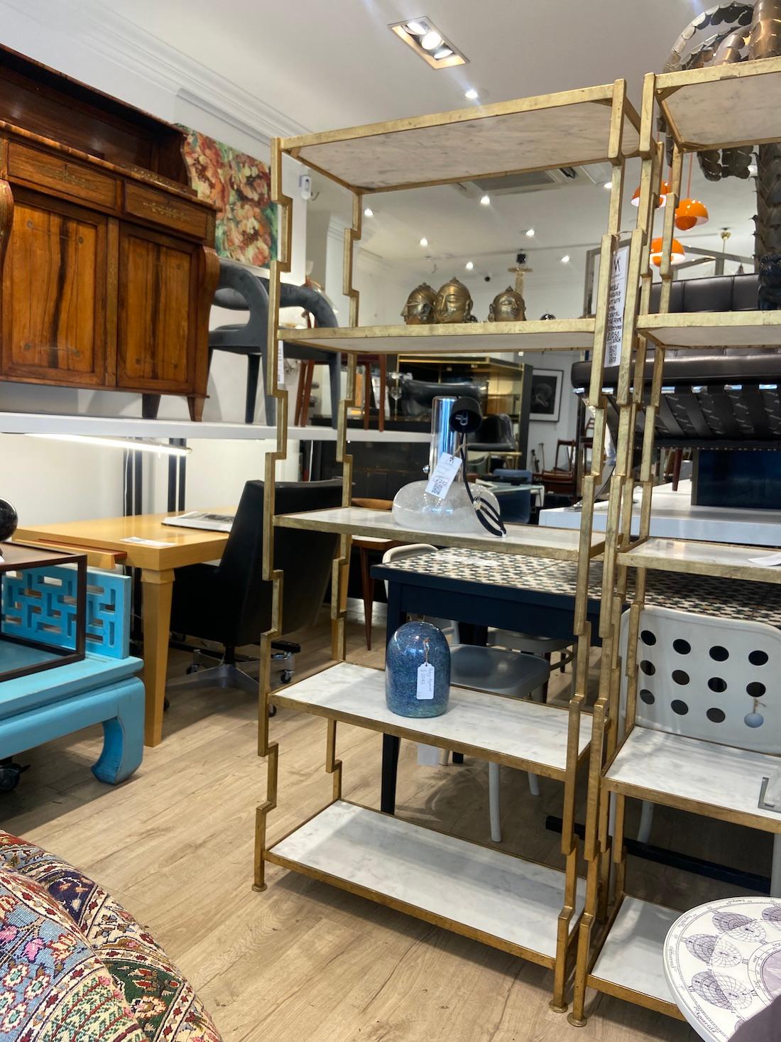 Pareja De Estanterías Vintage De Mármol Con Marcos De Latón en venta 2