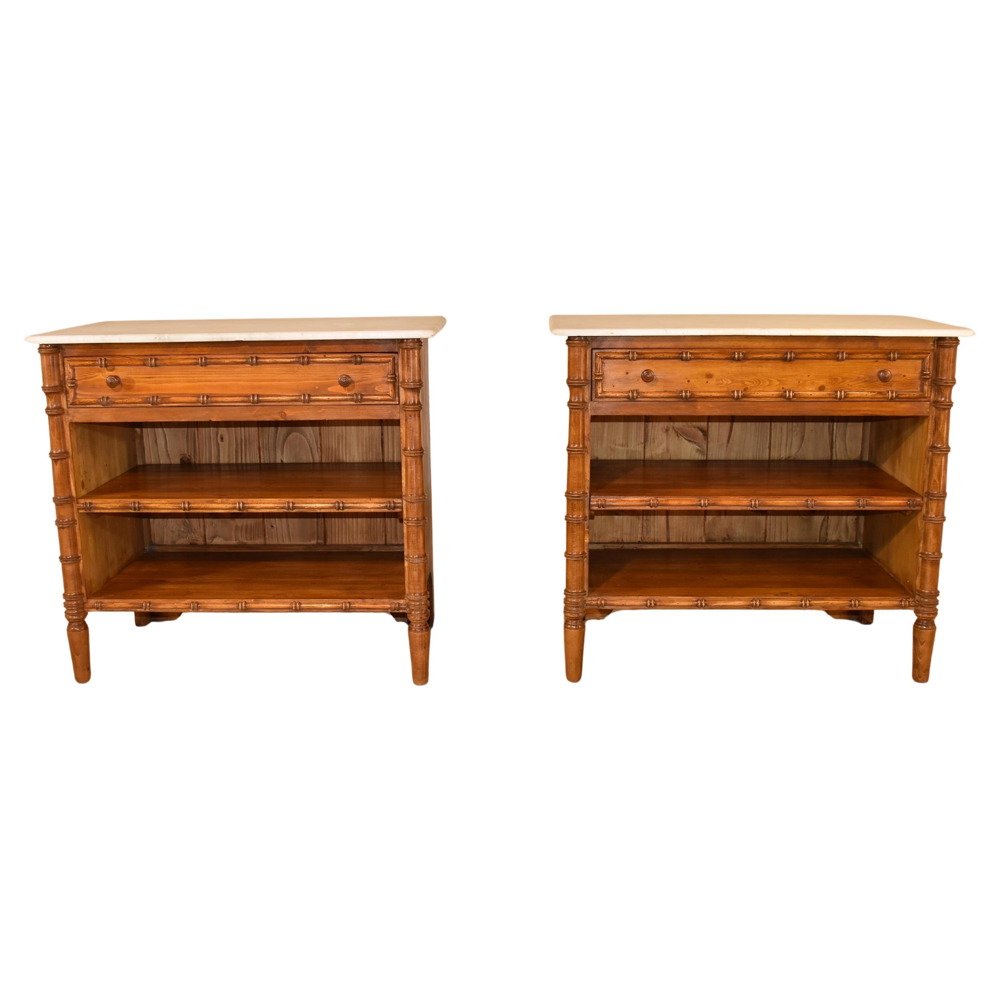 Pareja de mesas auxiliares Vintage con tapa de mármol.  Las cajas son de pino de época y tienen un solo cajón sobre dos estantes.  Las mesas se apoyan en pies de ménsula en la parte trasera y las patas delanteras son de bambú de imitación torneado a