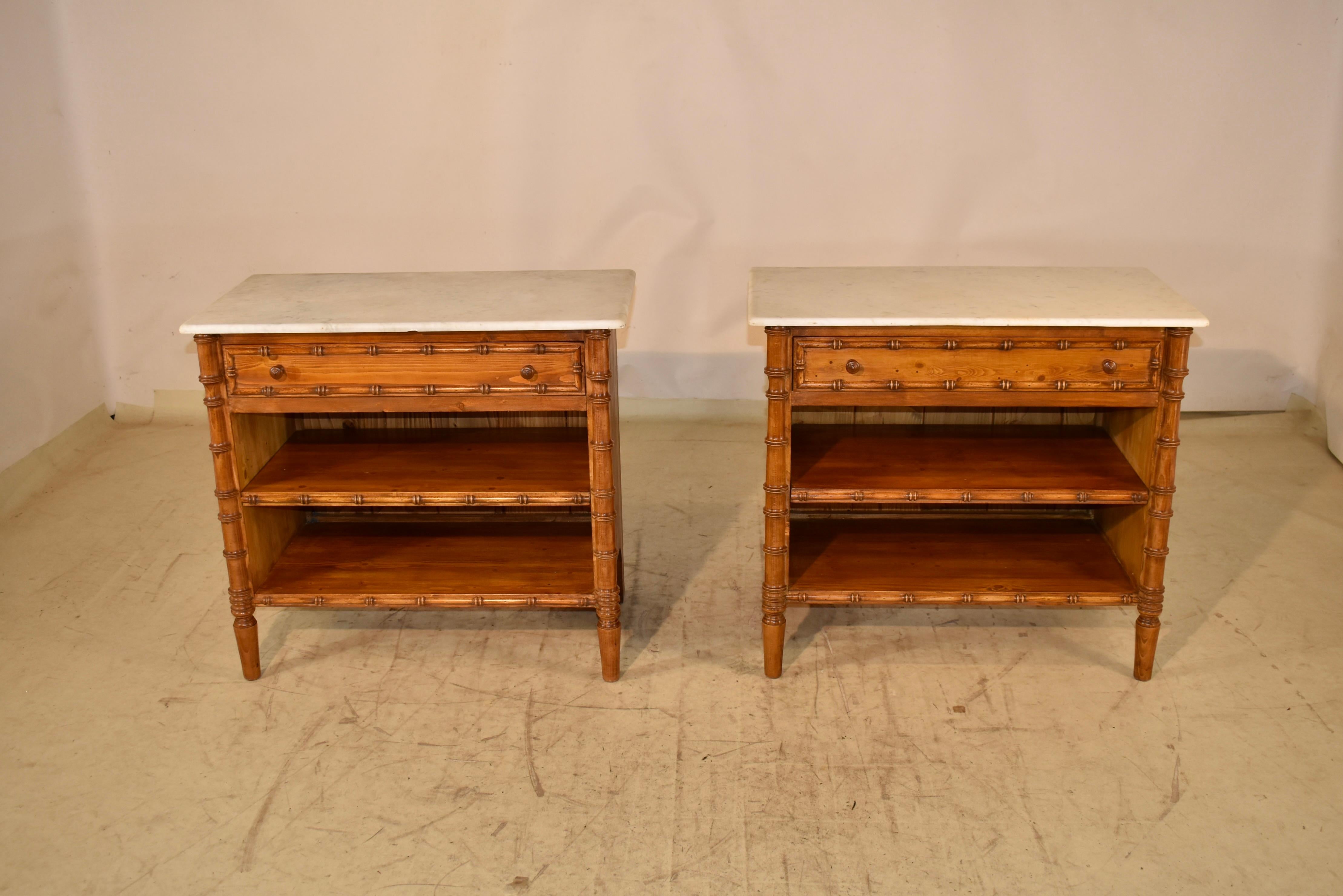 Pareja de Mesas de noche vintage con tapa de mármol en Bueno estado para la venta en High Point, NC