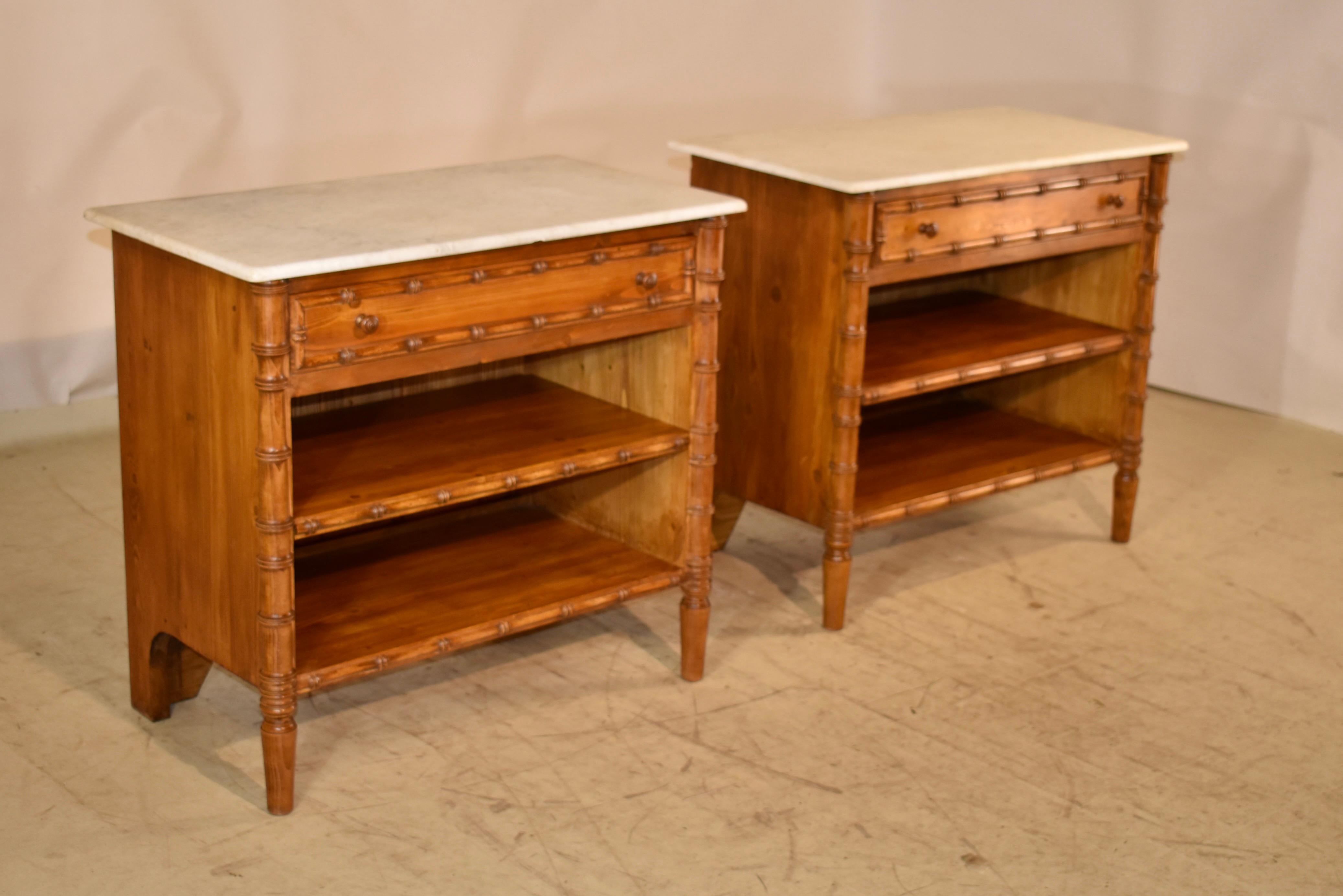 Pareja de Mesas de noche vintage con tapa de mármol mediados del siglo XX en venta