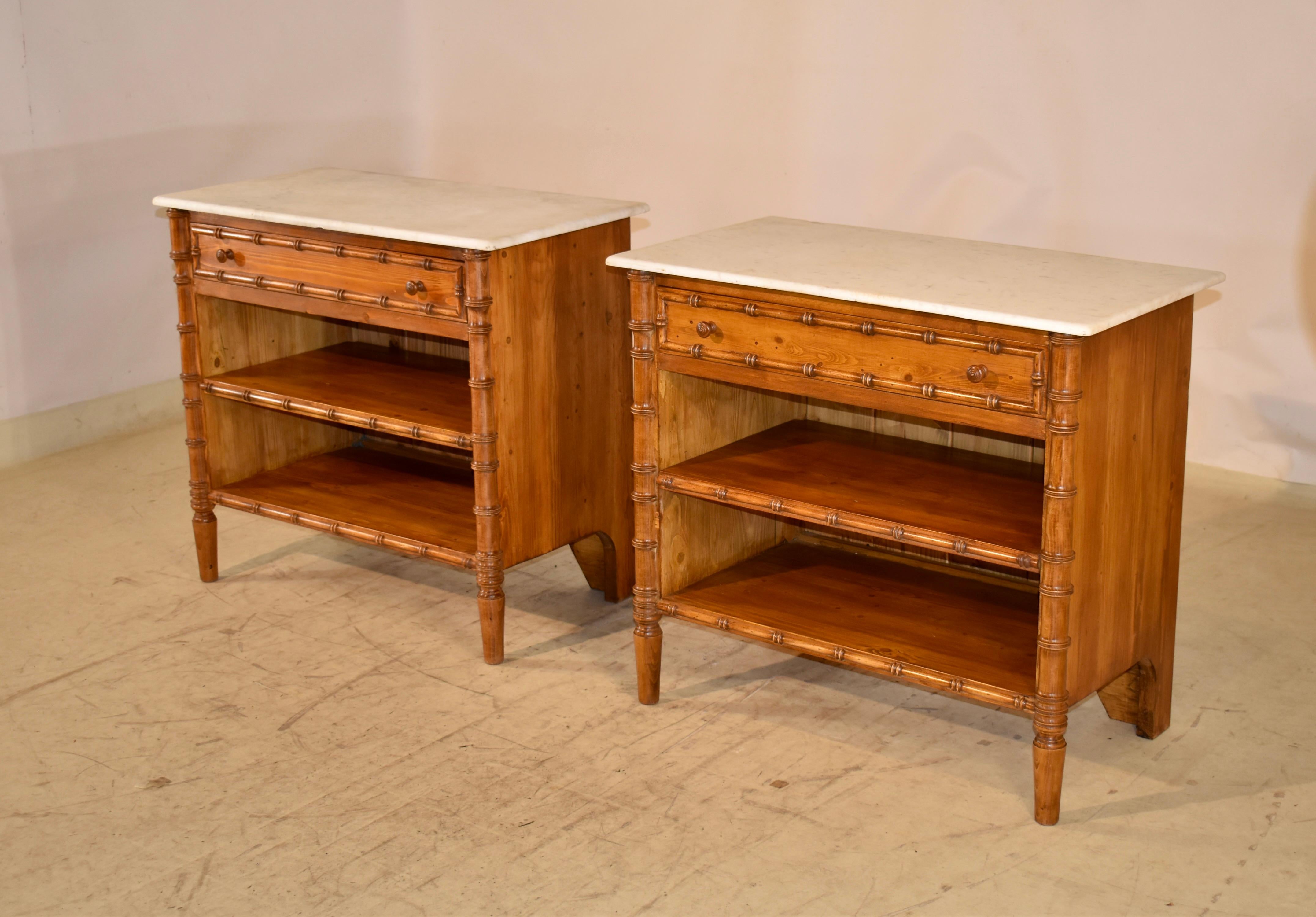 Pareja de Mesas de noche vintage con tapa de mármol Mármol en venta