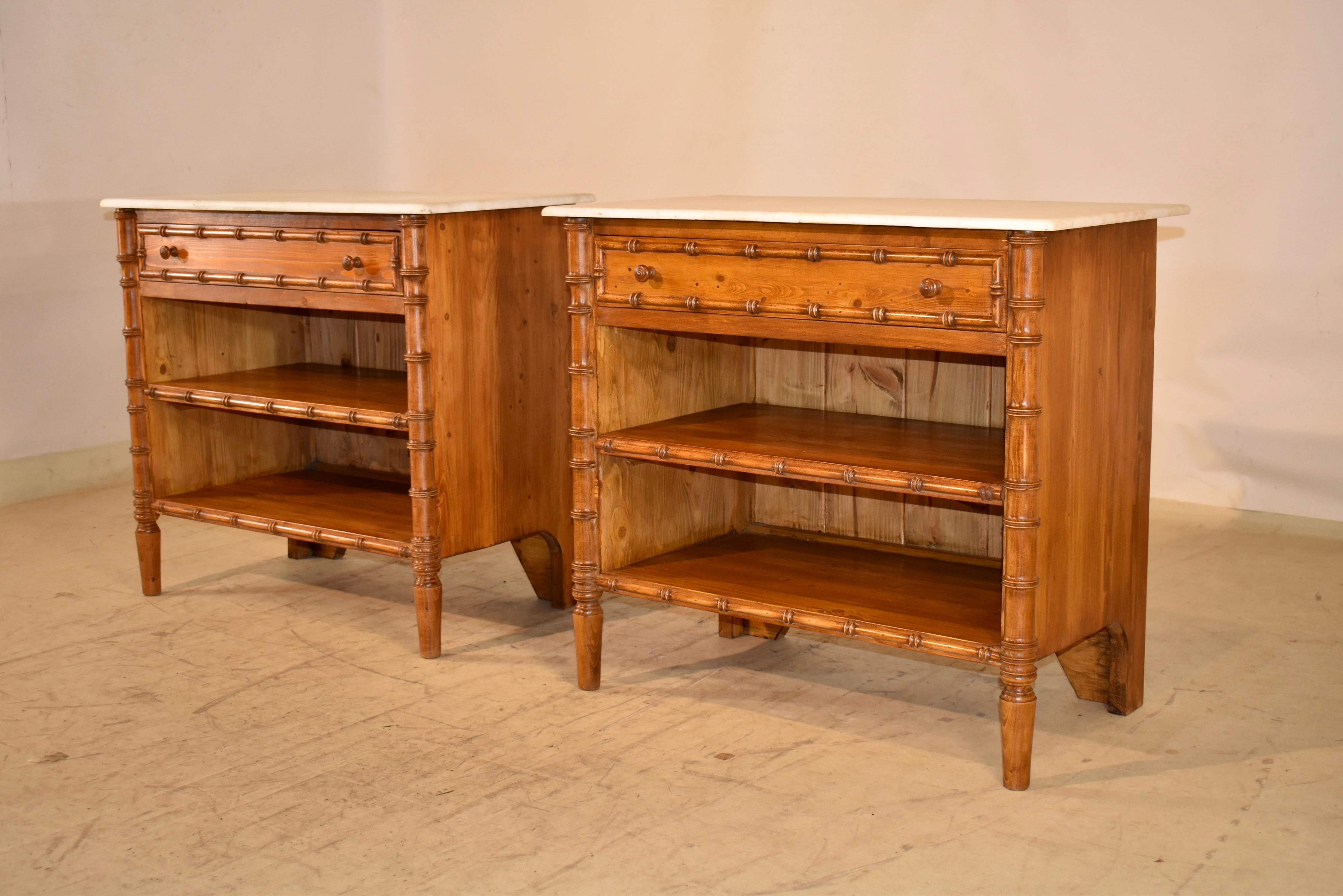 Pareja de Mesas de noche vintage con tapa de mármol en venta 1