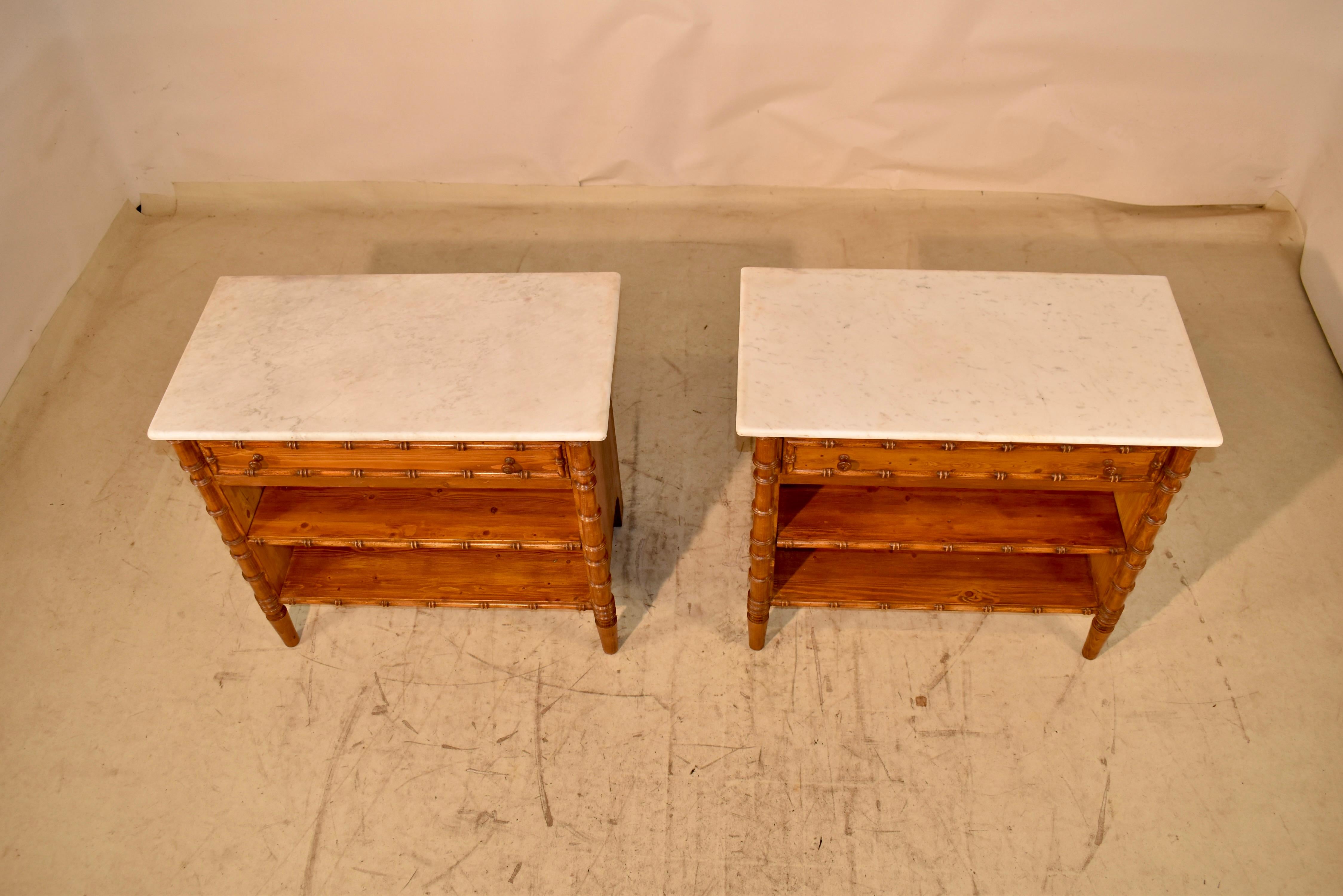 Pareja de Mesas de noche vintage con tapa de mármol en venta 2