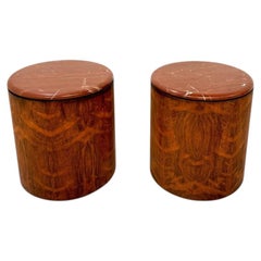 Pareja de mesas auxiliares vintage de tambor con tapa de mármol y madera de burl