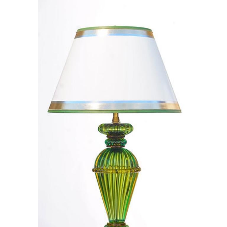 Paire de lampes Vintage Murano vertes avec bases en lucite et abat-jour peints à la main et dorés, Marbro Lamp Co.