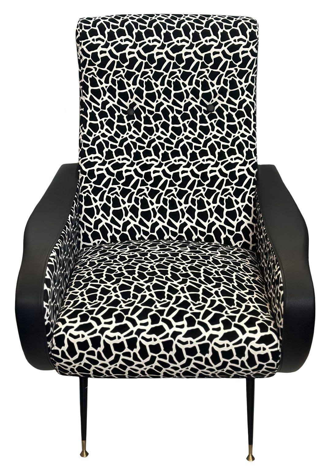 Coppia di poltrone vintage italiane dal design geometrico in bianco e nero, con stampa animale e braccioli in pelle nera. Realizzato nello stile di Marco Zanuso, anni '50 circa. È sostenuta da eleganti gambe nere satinate, sormontate da un design