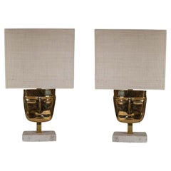 Paire de design italien  Lampes de table masques laiton moulé travertin  Base en marbre